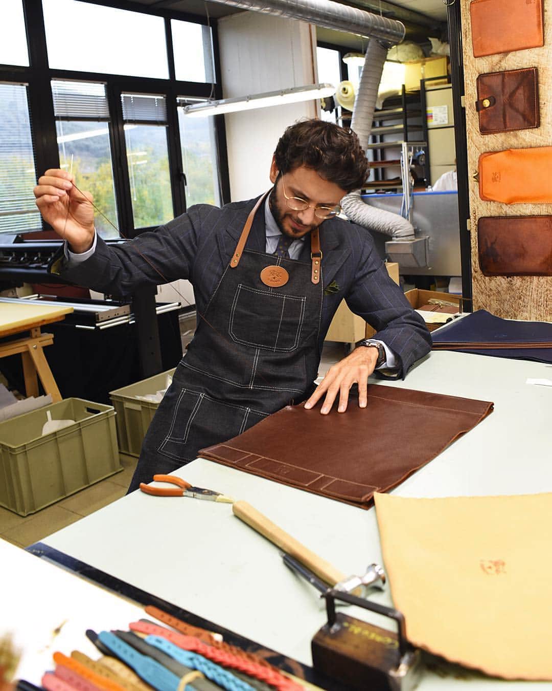 イルビゾンテのインスタグラム：「@fabioattanasio at @ilbisonteofficial factory for a signature experience with the brand, discovering our cowhide leather and traditional craftsmanship… Here Fabio trying to make a bag with his own hands, curious about the result? 👜🕺🏻 • Can’t wait to tell you more about this brand new collaboration. ☆ #ILBISONTE #TheBespokeDudes #FabioAttanasioxILBISONTE」