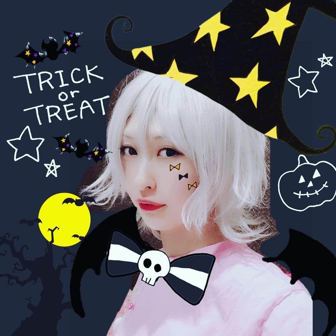 三上みかんのインスタグラム：「👻Trick or Treat🎃 . . (っ'-')╮=͟͟͞͞🍭 . #halloween #trickortreat #witch #ハロウィン #お菓子くれ  #お菓子あげるから」