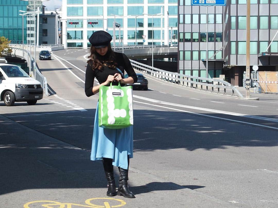 朝日放送「朝だ！生です旅サラダ」さんのインスタグラム写真 - (朝日放送「朝だ！生です旅サラダ」Instagram)「@aiaoki_official #フライターグ のお店はコンテナでできていて、インパクト大‼︎😳🗯 本店だけあって、日本で見たことのないものがたくさん🤩🎶💕 バッグや小物の種類だけでも数え切れないほどあるのに、そこから色や柄、自分の気に入ったものを探すなんて。。。 時間がどれだけあっても足りないよーー‼︎😂笑 でも私はちゃーんと運命のコに出会えました😍💚←めっちゃ悩んだけどね。笑 たくさんある中から見つけた、#世界に1つ しかないバッグ👜✨ しかもバッグになる前は、トラックの幌としてお仕事頑張ってたんだなーって思うと、すでに愛着湧いちゃってます♥️笑 なんのトラックに使われていたのか気になるなぁ🚚🤔💭 #宝物探し してるみたいで、本当に楽しい時間でした😊💎🌈🧚🏻‍♀️💕 _ #FREITAGFlagshipStoreZürich #トラックの帆を再利用 #個性的 #バッグ専門店 #コンテナがお店 #斬新 #運命の #1点もの #トートバッグ #チューリッヒ #Zürich  #スイス #Switzerland  _ #ABCテレビ #朝日放送テレビ #朝だ生です旅サラダ #旅サラダ #旅サラダガールズ  #8期生 #青木愛  #シンクロ 今は #アーティスティックスイミング #元日本代表 #海外 #旅  #travel #trip」10月31日 8時00分 - tabisalad