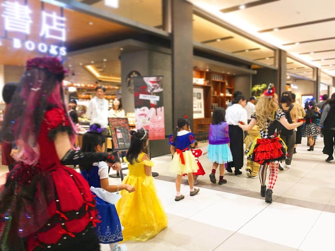 LECT レクトさんのインスタグラム写真 - (LECT レクトInstagram)「今日はハロウィン。LECTでは先日ひと足お先にハロウィンパレードを実施しました。お子様がおめかしして踊りながら館内を歩く姿は、とても微笑ましく、非常に良い思い出になりました。参加してくださった方、ありがとうございました。 #lect #レクト #halloween #ハロウィン #ハロウィンパレード #ショッピングモール #ハロウィンイベント #広島 #広島市」10月31日 17時33分 - lect_hiroshima