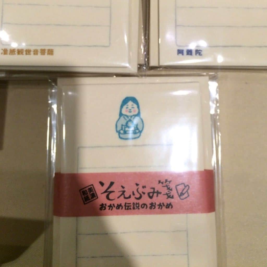 古川紙工株式会社さんのインスタグラム写真 - (古川紙工株式会社Instagram)「みなさまこんにちは、営業Mです。上野の東京国立博物館で開催中の大法恩寺展の物販ブースさんにお邪魔して参りました🙏🏻あああ可愛い…😭この展覧会の為に作らせていただいた #そえぶみ箋 や#遊び箋 が並んでいるのをみて胸キュン警報が発令されました💓個人的にオススメなのがおかめ柄なのですが、なぜ仏さまの展覧会でおかめ？？と思われた方は、『おかめ伝説』で検索してみてくださいね。 そして偶然にも上野公園では #美濃和紙あかりアート展 を開催中、通りすがりで思いがけず美濃の文字を見て嬉しい瞬間でした😌✨ . . 特別展『京都 大報恩寺快慶・定慶のみほとけ』 会期：2018年10月2日（火）～12月9日（日） 会場：東京国立博物館　平成館3・4室（上野公園） 公式サイト https://artexhibition.jp/kaikei-jokei2018/ . . #大報恩寺展 #千本釈迦堂 #報恩寺 #京都大報恩寺快慶定慶のみほとけ展 #展覧会グッズ #おかめ伝説 #おかめ #准胝観世音菩薩 #阿難陀 #快慶 #定慶 #寺女 #仏女 #古川紙工 #美濃和紙」10月31日 17時50分 - furukawashiko