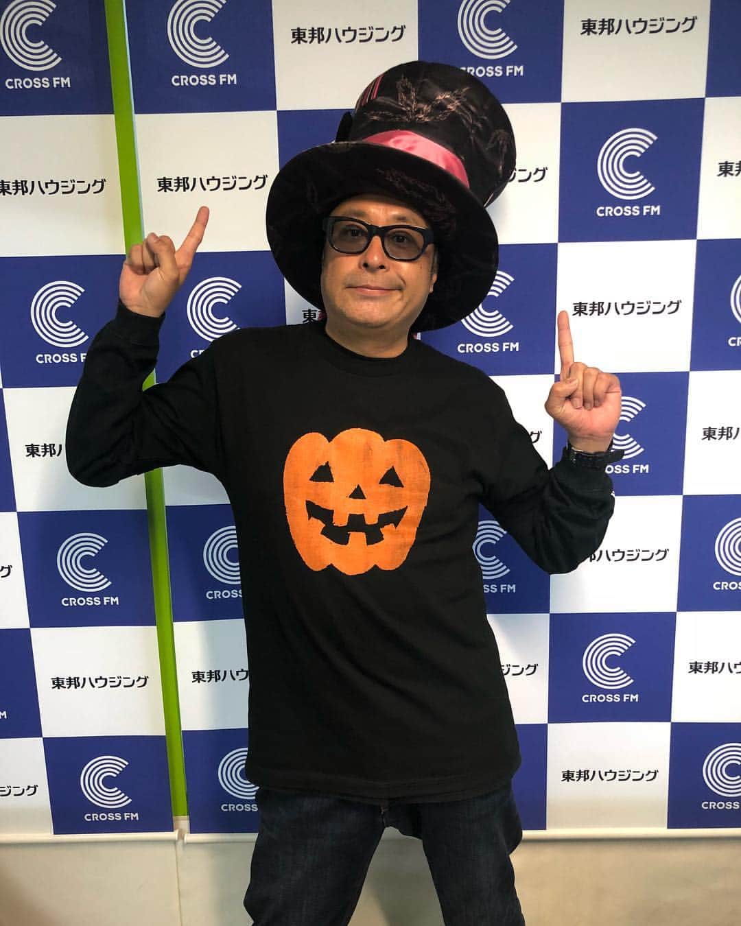 栗田善太郎のインスタグラム：「HAPPY HELLOWEEN!! CROSS FM URBAN DUSK 18時からスタート！！ smalldesign.jp #madhutter  #ハロウィン  #ジャックオーランタン  #吉祥寺 #Tシャツ #smalldesign #jijit #souvenirkichijoji」