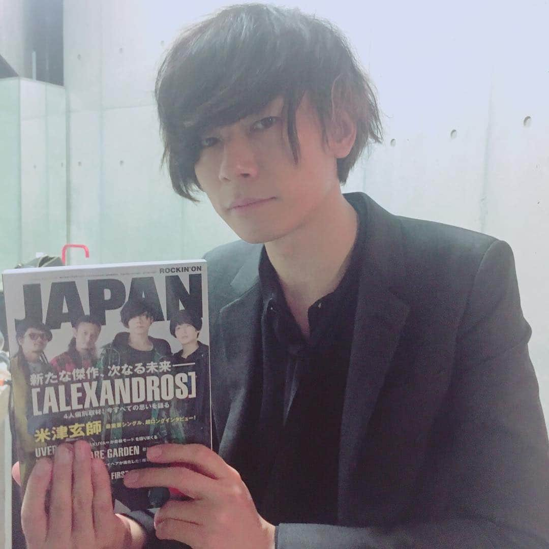 [ALEXANDROS]さんのインスタグラム写真 - ([ALEXANDROS]Instagram)「本日発売？うちら史上一番カラフルな衣装。JAPAN表紙です。読んでね。洋平 #今日はまた別の取材 #かなり画期的な取材でしたお楽しみに」10月31日 17時52分 - alexandros_official_insta