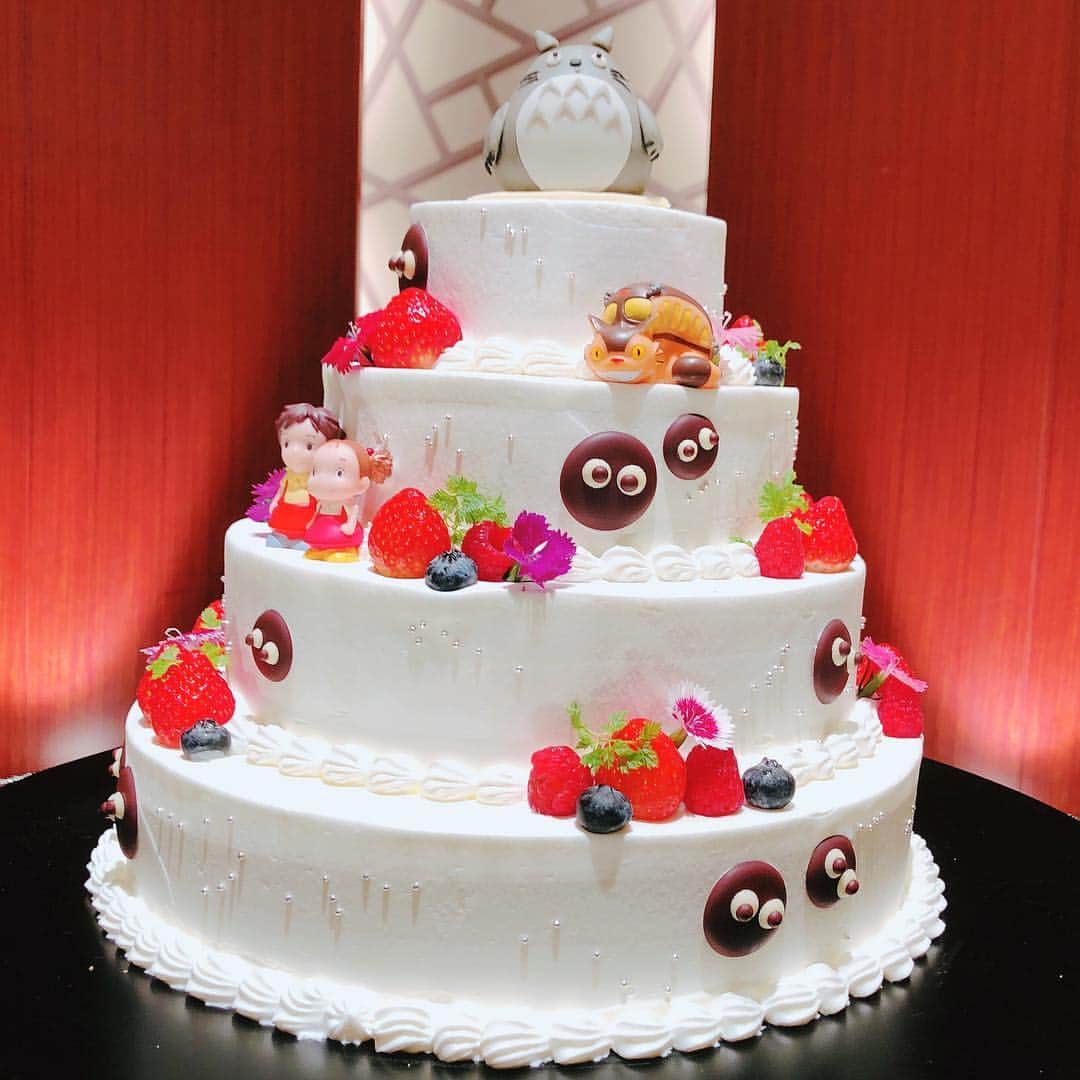 ANA クラウンプラザホテル大阪 ブライダルプロデュースのインスタグラム：「トトロのケーキ🍃 * #wedding#bridal#osaka#hotel#hotelwedding#weddingparty#weddingphoto#dress#anacrowneplaza #大阪#結婚式#披露宴#卒花嫁#プレ花嫁#コーディネート#ウェディングレポ#ウエディングケーキ#ファーストバイト#ANAクラウンプラザホテル大阪  #ANA_CROWN_PLAZA_PHOTO #ANA_CROWN_PLAZA_WEDDING #ANA_CROWN_PLAZA_DESSERT」