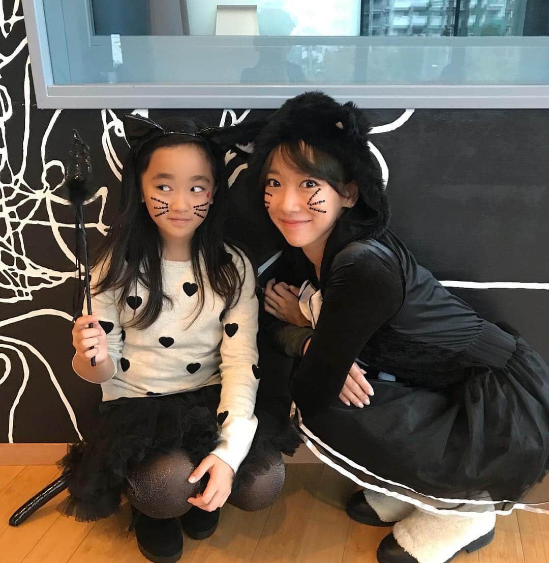 村上沙織さんのインスタグラム写真 - (村上沙織Instagram)「HAPPY HALLOWEEN🎃 ・ 娘がもうお姉さんになったのでキャラクターは卒業！２人で猫🐈♥️🐈 #halloween #親子#mamalife」10月31日 18時09分 - rosysaorimonster