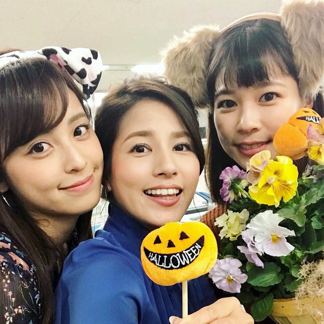 フジテレビアナウンサーのインスタグラム：「そうです。明日から11月🍁 そろそろ年末年始の特番の話も出始めます。 『Happy Halloween❣️』 #trick or treat 🍭🍫🍩🍬🍿 #お菓子をくれないとイタズラしちゃうぞ #朝から元気いっぱい #永島優美 #鈴木唯 #久慈暁子 #軽部真一 #フジテレビアナウンサー #めざましテレビ #明日からもう11月😵#早いなぁ」