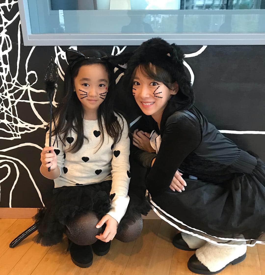 のインスタグラム：「HAPPY HALLOWEEN🎃 ・ 娘がもうお姉さんになったのでキャラクターは卒業！２人で猫🐈♥️🐈 #halloween #親子#mamalife」