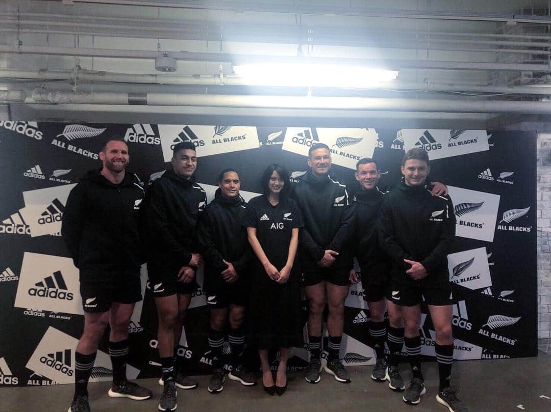 山崎紘菜さんのインスタグラム写真 - (山崎紘菜Instagram)「. ラグビーニュージーランド代表、オールブラックス(@allblacks)の 新ジャージ発表会にお仕事で参加させて頂きました！ こんな光栄な機会を頂けてありがたいなぁ。 11月3日には、日本代表と彼らの試合が味の素スタジアムにて行われます！ぜひ皆さん一緒に盛り上がりましょう🔥 #allblacks#Rugby#tokyo」10月31日 18時10分 - hirona_yamazaki
