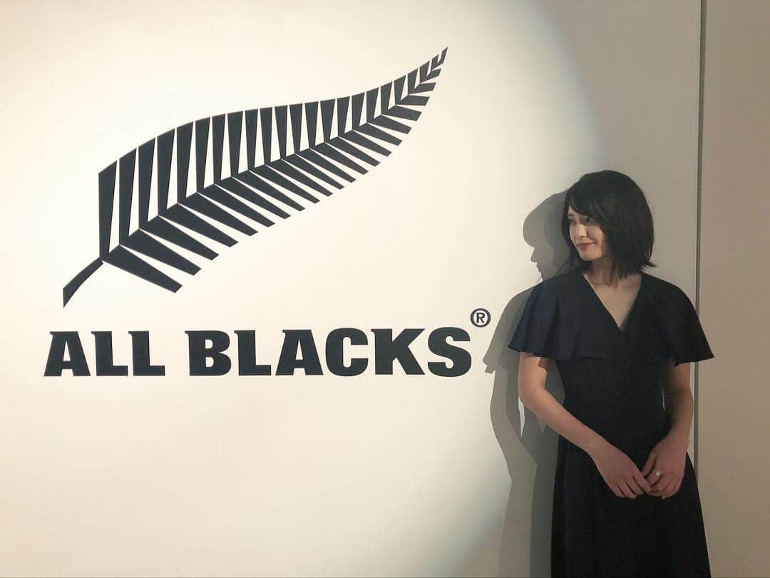 山崎紘菜さんのインスタグラム写真 - (山崎紘菜Instagram)「. ラグビーニュージーランド代表、オールブラックス(@allblacks)の 新ジャージ発表会にお仕事で参加させて頂きました！ こんな光栄な機会を頂けてありがたいなぁ。 11月3日には、日本代表と彼らの試合が味の素スタジアムにて行われます！ぜひ皆さん一緒に盛り上がりましょう🔥 #allblacks#Rugby#tokyo」10月31日 18時10分 - hirona_yamazaki