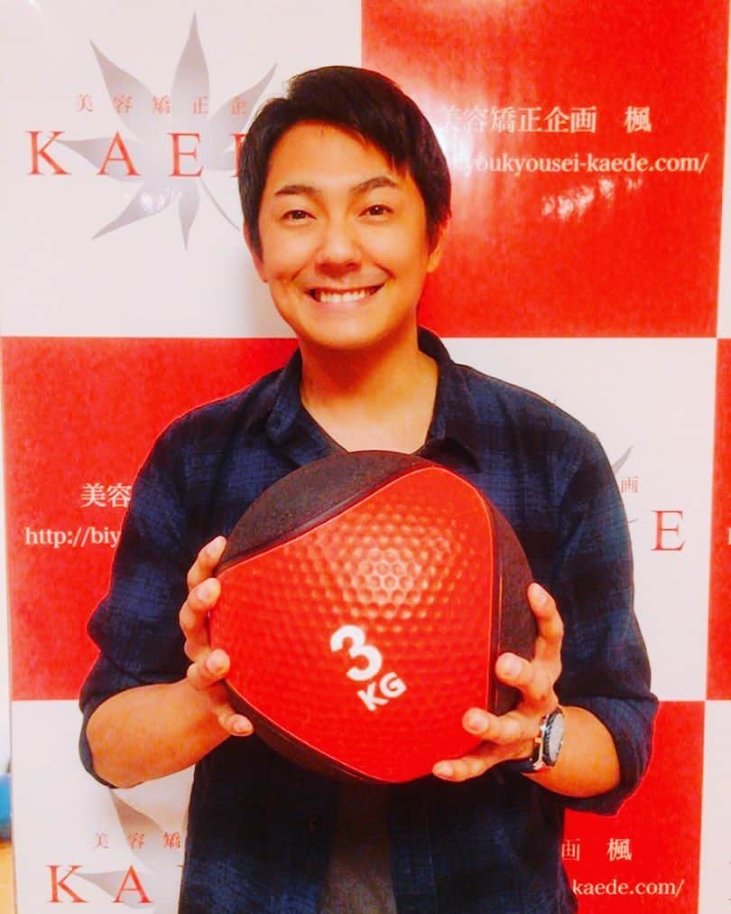 長田成哉のインスタグラム：「月一の骨のメンテナンスへ。 俺のグッチャグチャな姿勢を今日もがっつり組み直してもらいました。 #美容矯正企画楓  #俺は常に前傾姿勢 #スムースクリミナルのマイケル状態 #今日はトレーニングしてもらってないのに3キロボール #うつ伏せになりながらなぜかチーズダッカルビの話ばかりしていました」
