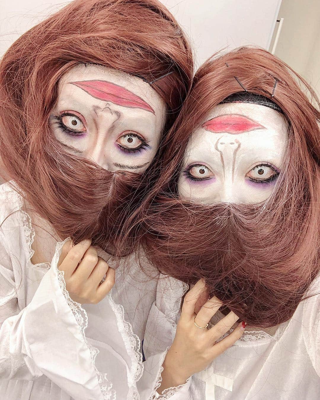 吉川ちかさんのインスタグラム写真 - (吉川ちかInstagram)「ハッピーハロウィン🎃 双子はやっぱり 過激なハロウィンが好き♡ . めっちゃ奇妙な感じに できたから嬉しい😭💓 これこそハロウィンでしょ!! . #ハロウィン#仮装#Halloween#双子#ちえちか#怖い#恐怖」10月31日 18時15分 - yoshikawachika_1116