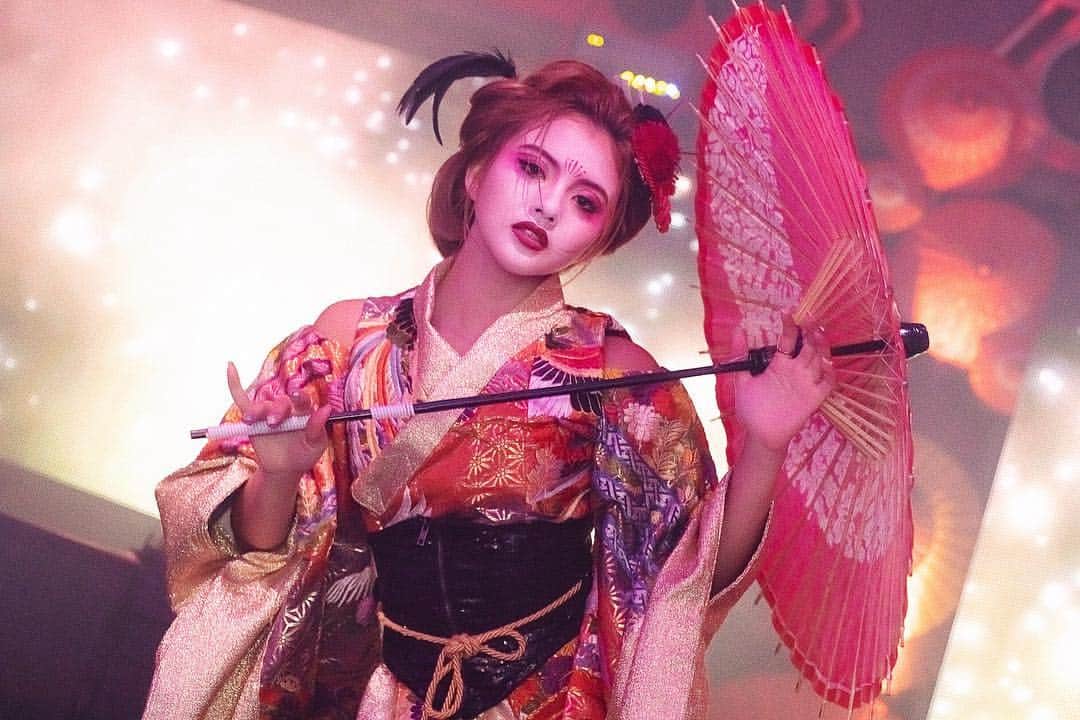 カレンさんのインスタグラム写真 - (カレンInstagram)「🦅Happy Halloween👘🎍 ハロウィン当日の今夜は、、 渋谷 @womb_tokyo にて踊ります🌙🍾 盛り上がってる皆さん、遊びに来てね❤︎ 写真は前日のステージ写真🇯🇵 by @uhikaru  #cyberjapan #cyberjapandancers  #japanesegirl #japanesehalloween #Halloween #halloweenparty #dancer #costume #halloweenmakeup #cjd_karen #halloweencostume」10月31日 18時28分 - cjd_karen