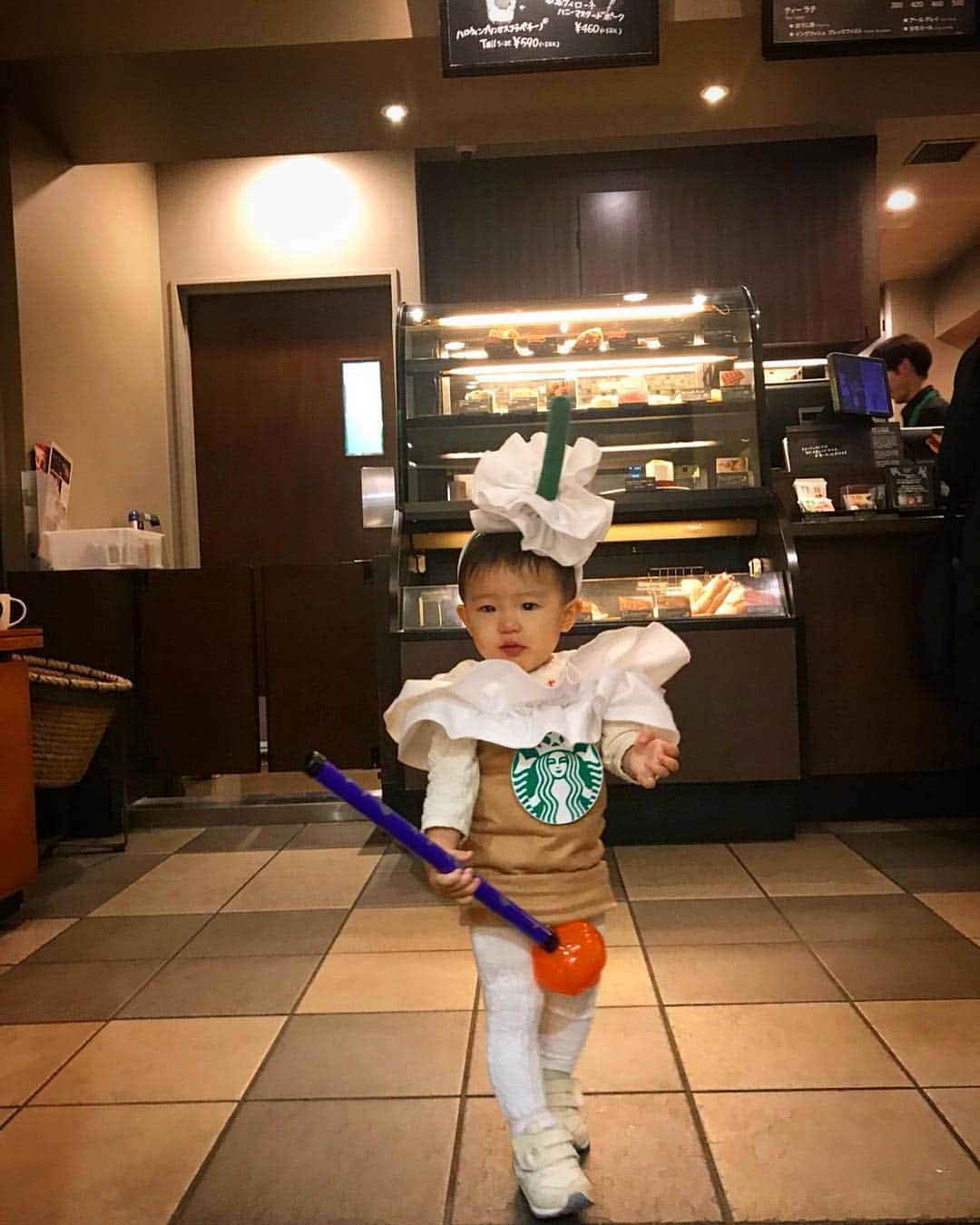 都倉賢のインスタグラム：「🎃Happy Halloween🎃  これを着てスタバへ行く夢が叶った😍  ななななんとこれみほさん @miho12tanaka の手作りなんです🙏🙏🙏」