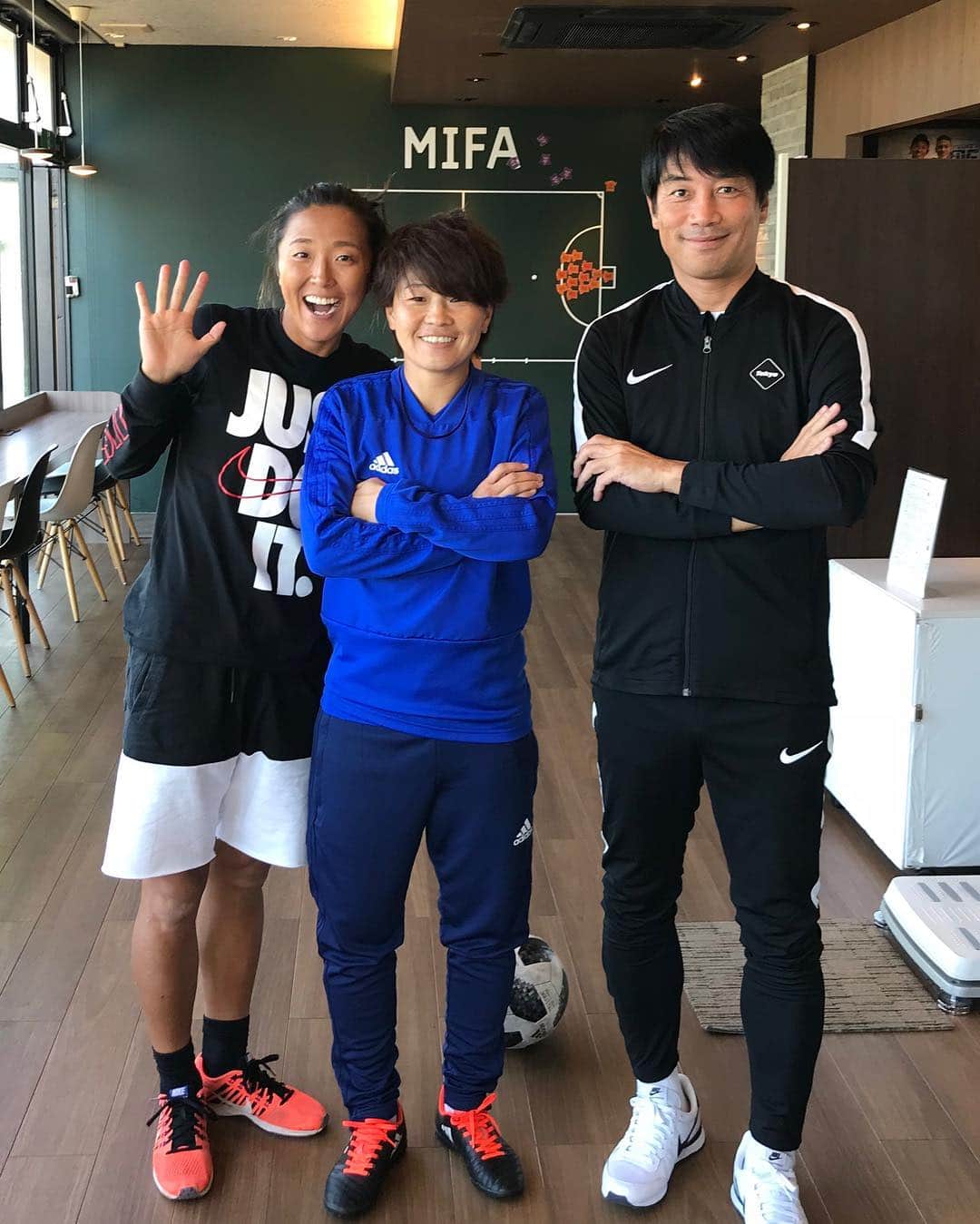 中西哲生さんのインスタグラム写真 - (中西哲生Instagram)「． ． 今日は永里優季選手とパーソナルトレーニング。と思いきや、宮間あやさんも登場。3人でひたすらサッカーを追求するトレーニングに。最高の時間でした。  #永里優季 #宮間あや #MIFA #yukinagasato #ayamiyama #中西哲生」10月31日 18時59分 - tetsuonakanishi