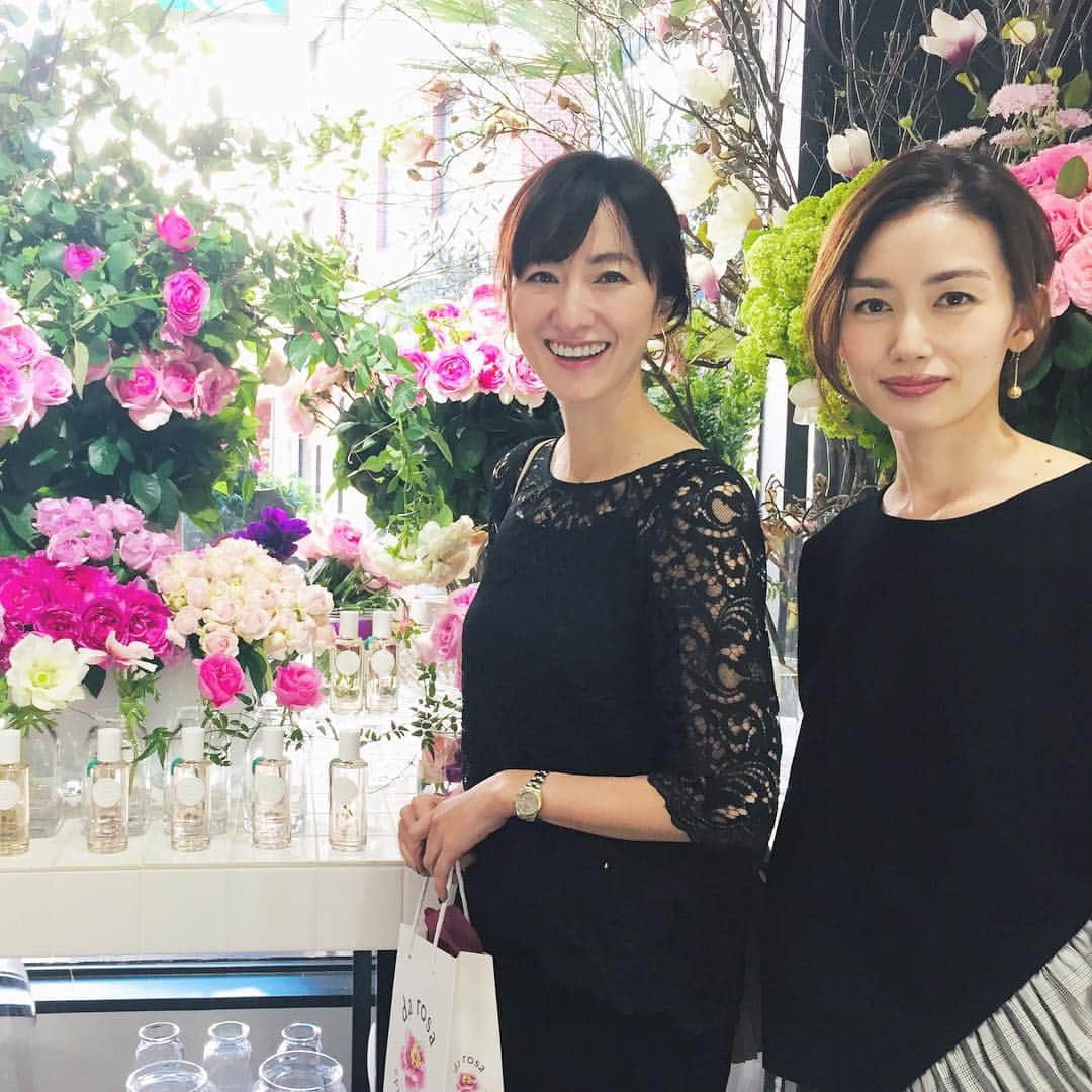 前田ゆかのインスタグラム：「花々の溢れる芳香につつまれた✨✨ ロジェガレ フレグランス発表会！ @kyokomuto0628 さんと一緒に行ってまいりました。 ・ ・ #エクストレドコロン から咲き誇る花々のエッセンスを惜しみなく使った2つのフレグランスが加わりました。 ・ 愛らしいキュートさ、笑顔が似合う 明るいきらめきのあるマグノリアにフルーティーでふくよかな香りが美しく混ざり合う #マグノリアフォリ ・ ・ 咲きたてのローズの香りが漂ってくるとともに凛とした存在感。その中に軽さと透明感のある自然由来成分90% #ローズミョヌリ ・ ・ うつくしいボトルも芸術的✨  2019年1月4日発売 ・ 輝かしい1年のはじまりに✨ 幸せを凝縮した、 心地よさを与えてくれる香りだからこそ大切な方へのギフトにも喜ばれそうですね✨ @roger_gallet_jp  #フラワーホリック #エクストレドコロン #ロジェガレ #rogergallet #フレグランス #香り #私はマグノリアを♡」