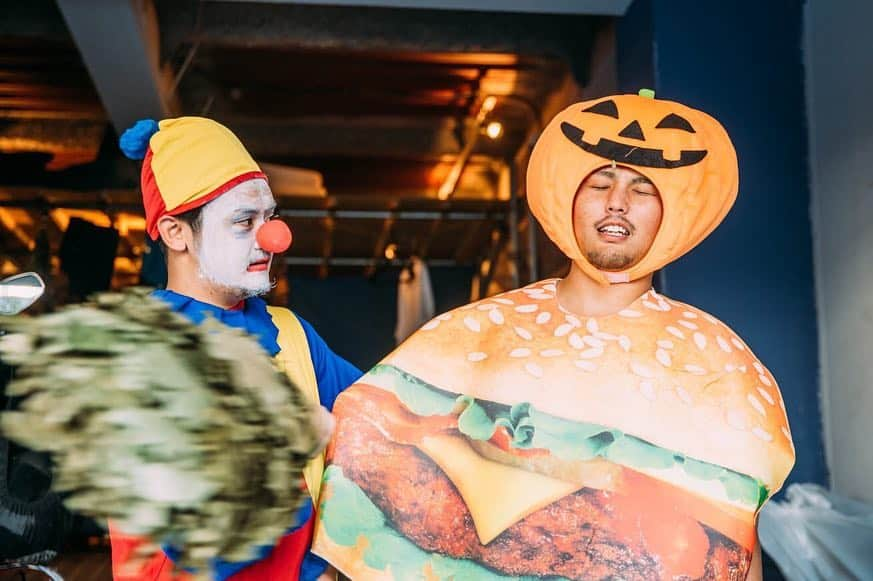 LIGのインスタグラム：「今日はハロウィン！ 19時からLIGガレージでハロウィンパーティしますよ！  べべと岩ちゃんがお待ちしてます！ 渋谷・六本木は危険がいっぱい…入谷は安全だよ… 住所：〒110-0013 東京都台東区入谷１丁目24−8 費用：1,000円（材料費とビール代として……。でも仮装をしてきてくれたら500円に！） #LIG#リグ#LIGガレージ#ハロウィン」