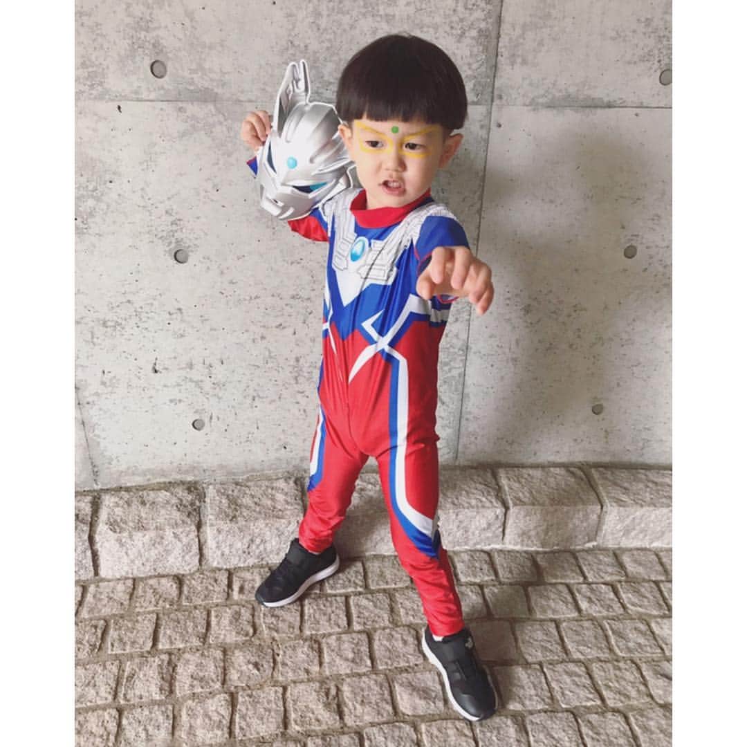 高見まなみのインスタグラム：「待ちに待った仮装で登園の日。 息子は昨年と同じゼロさんで行く！と熱望していたので、今年はパパにペイントもしてもらって大喜び。先生たちの本格的な仮装にビックリして、朝から泣いてしまったけど、泣いたらペイントが取れると思って、下を向いて涙を流していたことに成長を感じました。笑  ハロウィンたのしんできてね！  #ウルトラマンゼロ  #シャイニングウルトラマンゼロ #仮装で登園 #パパのペイント」