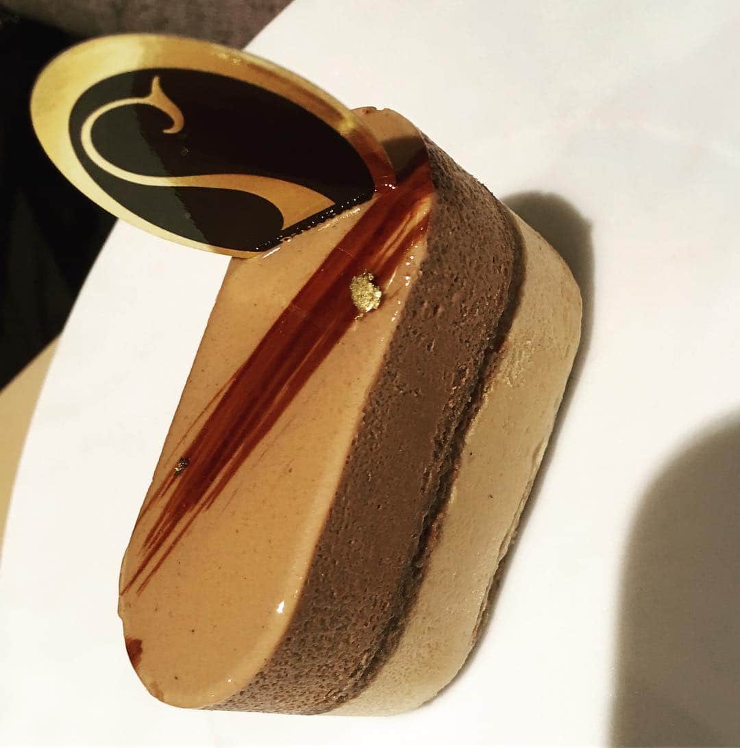 宍戸留美のインスタグラム：「#美味しい #銀座 #ムース系ケーキ #フランス菓子 #イデミスギノ #ほろ苦い #大人の味 #キャラメル」