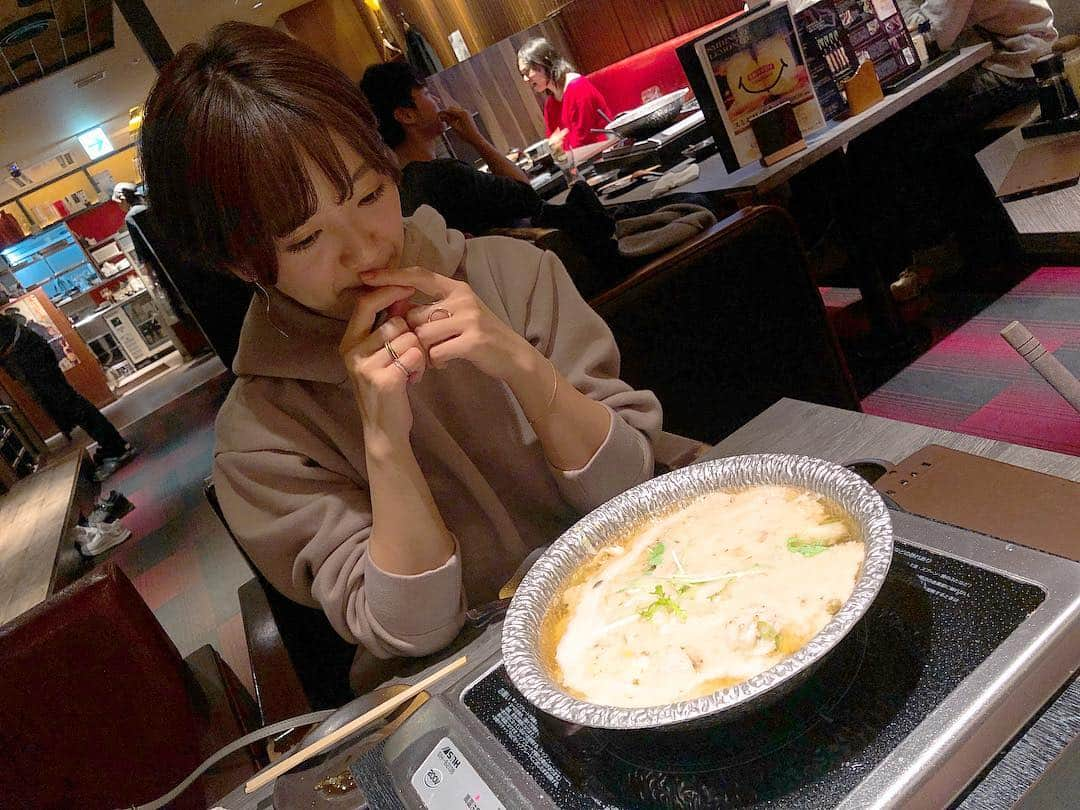 天野ゆうかさんのインスタグラム写真 - (天野ゆうかInstagram)「昨日の正解は... 『 #世界一の朝食 』で有名な #bills 大阪店の1周年パーティーにご招待していただきました🥂㊗️ #ムーディーな照明でぼやけてしもてますが 正解した方パチパチです 👏🏻 . . 元々予約してたご飯屋さんに食べに行く予定があったので、ちょこちょこっと急ぎ目で食べさせてもらいました🍽✨ #スタッフの皆様ご無理聞いていただきありがとうございました . . お肉も柔らかくて美味しかったー🤤🥩 #急にひょっこり肩乗りひろえはん #お茶目が過ぎる #私の目線もひろえはん パンケーキストラップもお土産にいただきました🥞 . . その後ひろえちゃんオススメの #自然薯 お鍋屋さんへ🍲 見てよ！！ この鍋へダイブする大量の自然薯！！ そして見つめる彼女を！笑 . . そこそこお腹満たされてたから一人前の小鍋を分けっこ🥢 むっちゃくちゃ美味しかった💮 スタミナついた💪🏻✨ . . . 今日は #halloween やね🎃 仮装して楽しむのは個人の自由やけども、残念なニュースも見るから悲しいね💦 . . 節度ある行動で迷惑にならないように皆さん楽しんで下さいね🧛‍♀️🧟‍♂👻！ . . . . #bills #bills大阪 #梅田 #ルクアイーレ #１周年 #パーティー #コース料理 #お鍋 #大の大人がかわいいサイズを半分ずっこ #半分ずっこてゆうよね？ #〆だったということにしよう #お会計もかわいい値段でした #だって一人前だもの #天野みつを #満腹 #ハロウィン は #秋の収穫をお祝いするお祭り #もし逆の立場で日本の伝統あるお祭りが海外で間違った下品な伝わり方してたらって考えると #私は悲しくなるなぁ」10月31日 11時51分 - yucca_official