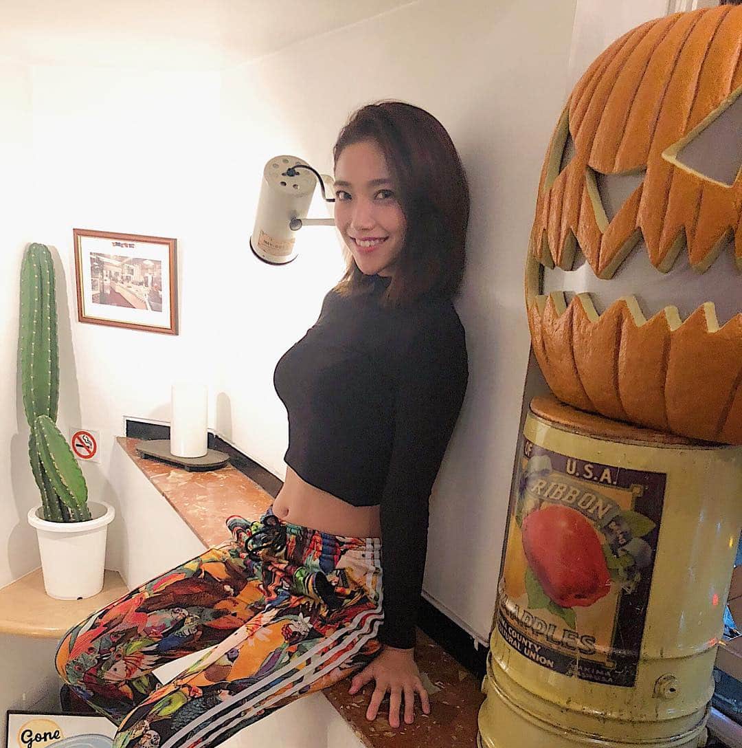 愛菜さんのインスタグラム写真 - (愛菜Instagram)「🎃Happy Halloween 🎃 . . 毎年ハロウィンは計画性が ありません🎃✨ 去年は急遽、ブラック エンジェルになりました👼笑 でもすっごく楽しかった 記憶しかない❤️ 今年はどうなるかな〜👄 計画性なしハロウィンで 行きます♥️🤤♥️ . . #halloween  #happyhalloween  #hobsons  #icecream  #creap  #adidas #nike  #かぼちゃ #仮装 #はぴはろ」10月31日 12時17分 - ainaaa0622