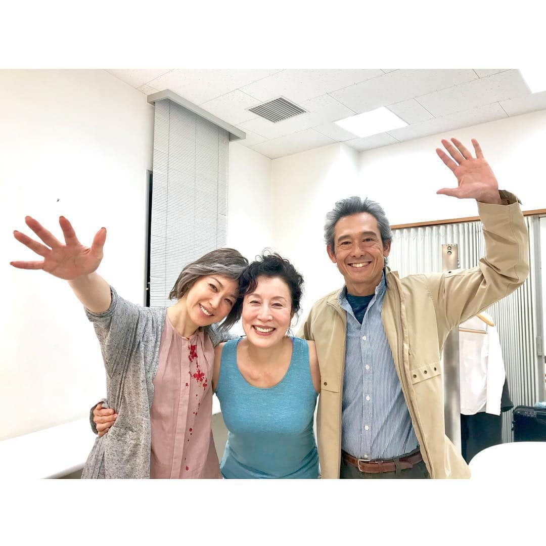 若村麻由美さんのインスタグラム写真 - (若村麻由美Instagram)「❣️大千穐楽🎉チルドレン語で言うなら、三個の自由な中性子が放出された 終演直後🤳 鎮魂と再生への祈りを込めた『チルドレン』は、最高の共演者、最高のスタッフに支えられ、10月30日宮城県のえずこホールで全国公演の大千穐楽を迎える事が出来ました。 劇場に足を運んでくださった皆様、本当にありがとうございました。 皆様のあったか〜い拍手💕コメントやお手紙も本当に嬉しかったです❣️ 4月のポスター撮影から丸半年間。毎回発見があり、最後まで、新たな挑戦の出来るカンパニーに参加出来て幸せでした❣️ さよならヘイゼル、さよならロビン、さよならローズ…🌹 . 「この舞台が、お客様一人ひとりの心に 奇跡のような大切な思い出となって、いつまでも、残りますように… by.栗山民也」  #若村麻由美 #MayumiWakamura #thechildren #LucyKirkwood #チルドレン #小田島恒志 #栗山民也 #高畑淳子 #鶴見辰吾 #埼玉 #彩の国さいたま芸術劇場 #東京 #世田谷パブリックシアター #愛知 #穂の国とよはし芸術劇場PLAT主ホール #大阪 #サンケイホールブリーゼ #高知 #高知市文化プラザ #福岡 #北九州芸術劇場中劇場 #富山 #富山県民会館 #宮城 #えずこホール #千穐楽 #感謝 #NHKBS #プレミアムステージ #12月2日放送」10月31日 12時26分 - mayumiwakamura_official