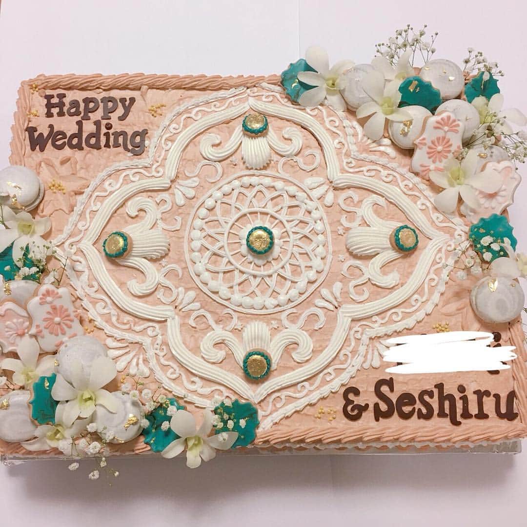 岸本セシルのインスタグラム：「🌼ウエディングケーキとプチギフトのおはなし🌼  披露宴では ミート入刀🍖だったので アフターパーティーでは ケーキ入刀🎂✨ もちろん！ 作ってくれたのは @ai_okada_  あいさ〜ん😘😘 もう、天才すぎるよね😭‼︎ 打ち合わせの時、ランチしながら だったんだけど、全然 打ち合わせにならずw二人で ペチャクチャおしゃべりで 終わってしまったの🤣💛‼︎ んで、お任せで〜！ ってお願いしたらドンピシャ 可愛いすぎるケーキ👏😍💕流石すぎる。  今のネイルとのシンクロも凄くない？！ 大好きなボヘミアンでターコイズカラーが 入ったデザイン☺️ あいさんのケーキは 他にはないよー。本当に いっつも感動👏  見た目はもちろん、味も美味しいの！ 甘過ぎず、ルー好み☺️ みんなに食べてほしい🤤  そして、 プチギフトにした アイシングクッキー🧡💛 数年前に 沖縄の海で刺繍が入った服を 着たルーが印象残っているらしく🤣(本人忘れてるw)  可愛いハンガリー刺繍の アイシングクッキーに❤️💙❤️💙❤️💙 動画も凄くない？？ これみた時鳥肌たった🤣  200以上も作ってくれたんだよ😭 感謝でしかないです🙇🏻‍♀️🙇🏻‍♂️✨ アフターパーティー、 230人程の方々にお祝いして もらったのですが、  沢山の人達に 「楽しかった」「最高だった」 「余韻抜けない」「ルー達らしかった」  と言っていただけました🙏💛‼︎ それもこれも沢山の人達に 助けてもらったお陰です😣  私達夫婦の周りには 素敵な人達ばかりで、本当に 幸せもらうし、刺激をもらえるし ありがたい事ですね😢✨ 幹事や受け付けを 引き受けてくれたお友達、 お手伝いしてくれたお友達、  盛り上げてくれた お友達、、、 みんなみんなありがとう な気持ちでいっぱいです🙌🧡 フォロワーのみんなも 楽しんでもらえたかな？  結婚式に関しての投稿が しばらく続きましたが、  これからは いつも通りのインスタに 戻っていくかも🤣  この間、私服がみたいとの 声も多かったので 妊婦コーデ載せていきますね🌼  #ウエディングケーキとアイシングクッキーのおはなし #天才あいさん #cake #icingcookies  #ウエディングケーキ」