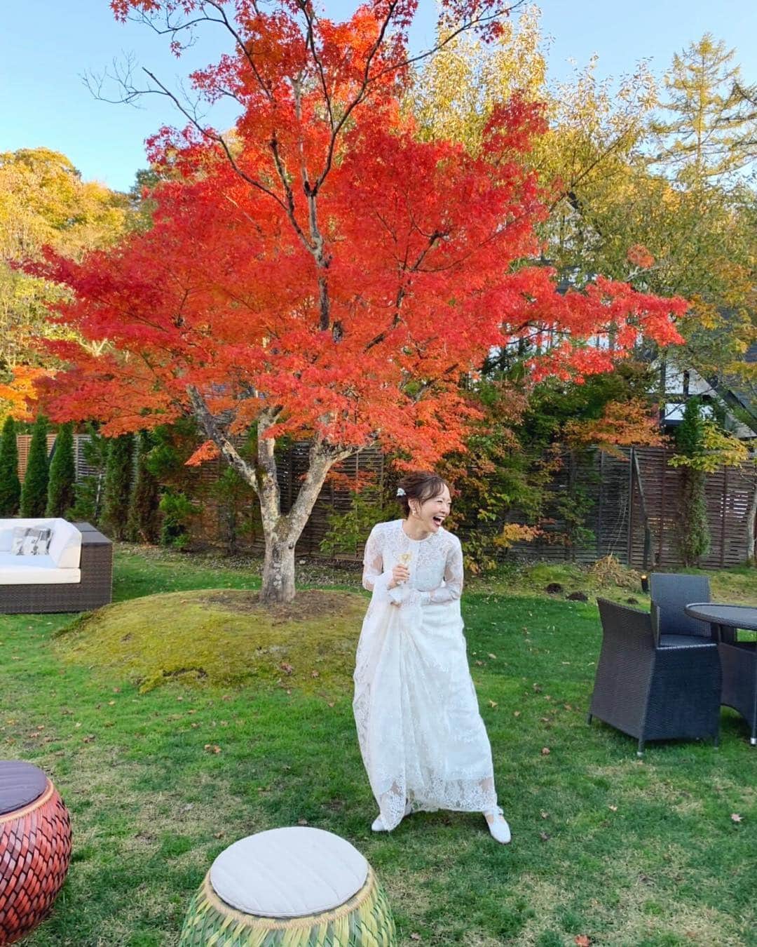 野尻美穂のインスタグラム：「ドレス！ どうしようか悩んで、色々見たりもしたんだけど全然しっくり来なくて。そしたら先輩（動画に入ってる声の人🤣😍）が、私がいつも結婚式に行く時着てる @averyrow_jp のデザイナーのあこさんを紹介してくれて。なんと一から一緒に作らせていただくことに💪 レースの生地から一緒に選びに行ったり、細かいディテールの指示もさせてもらったり、本当に気持ちの込もったドレスが出来たので、私はこのドレス1着で過ごしました。皆からも好評でとっても嬉しかった😍❤️ そして靴はドレスを決める前から絶対 @churchs のこの靴と決めてました🤔ドレスに合う合わないは考えてなかったけど、なぜか大丈夫な自信があったんだよなぁ笑 すごく動いてたしそーいう意味でも大正解でした🤣💕 #あこさん平野さんありがとうございました😭❤️ #色んな人の想いが詰まったドレス #miho__wedding」
