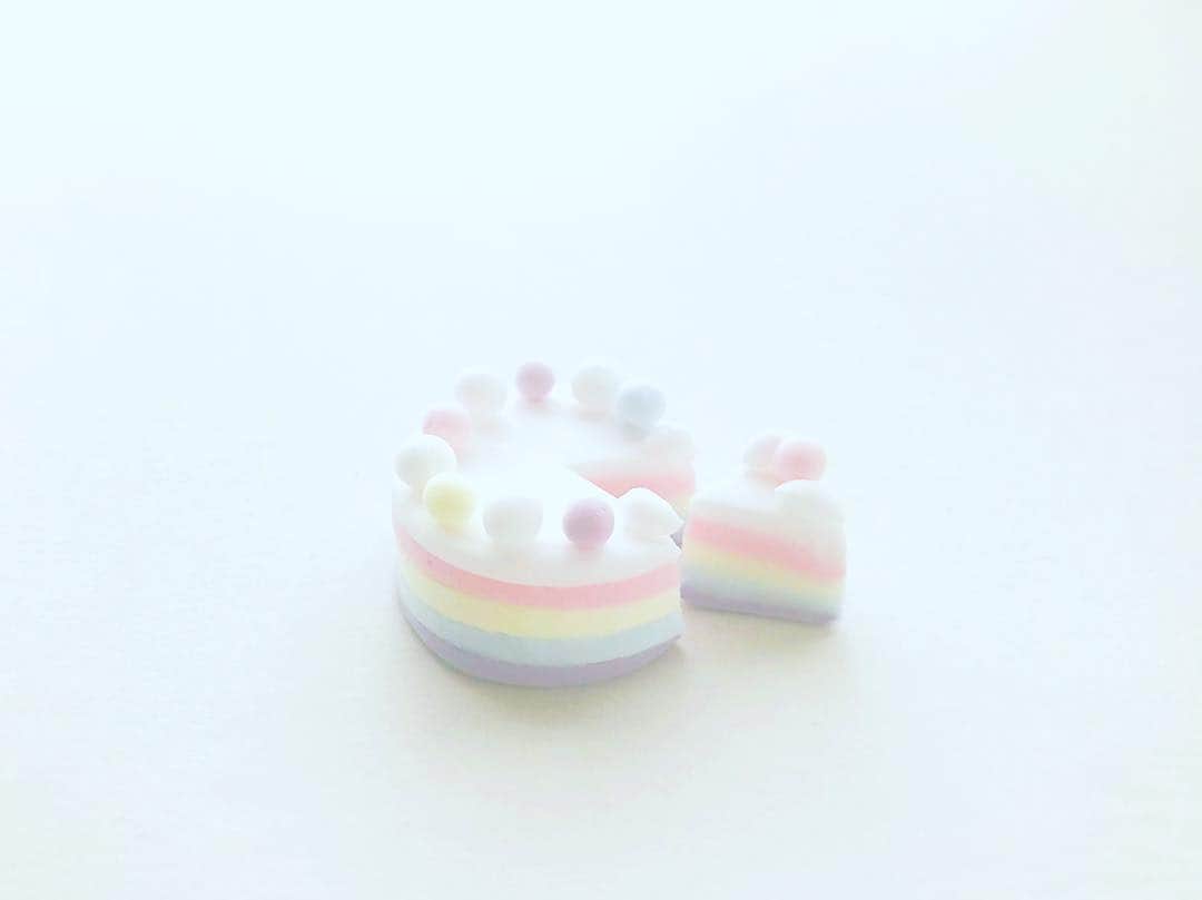 のインスタグラム：「せっかくの“おねんどお姉さん”WSは虹色のものを作りたいなと思い…次回のメニューはレインボーケーキに決定！ （NHKカルチャー青山、名古屋教室は午後のみ受付中、西宮は近日発表です！） #おねんどお姉さん #ミニチュアフード #ミニチュアスイーツ #レインボーケーキ #miniaturefood  #fakefood  #rainbowcake」