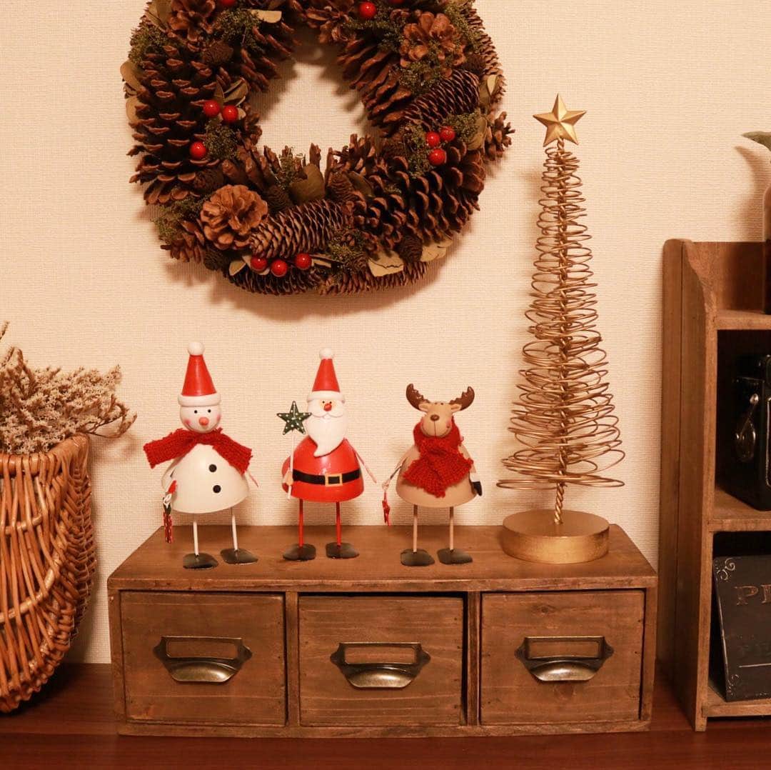 のインスタグラム：「・ ＊salut!のクリスマスアイテム＊ ・ ・ ・ ☝︎是非スワイプして下さい＊ ・ ・ ・ ・ ・ ・ 今年のクリスマスのテーマは 『Marche de Noel』🎄 ・ ・ ・ 今回は サンタさん・トナカイさん・スノーマンの ゆらゆらオブジェのご紹介です♪ ・ ・ ・ 触るとゆらゆら揺れてとても可愛い子達です＊ ・ 揺らし過ぎると倒れてしまうこともあります🙌 ・ ・ 是非店頭でお試しください＊ ・ 【2枚目に揺れている様子を載せてます‼︎】 ・ ・ ・ ・ その他にもクリスマスアイテムをたくさん ご用意しておりますので 是非salut!に遊びにきて下さい＊ ・ ・ ・ ・ ・ ・ ・ ⚫︎ゆらゆらサンタ ¥300＋tax ・ ⚫︎ゆらゆらトナカイ ¥300＋tax ・ ⚫︎ゆらゆらスノーマン ¥300＋tax 【3枚目】 ・ ・ ⚫︎ワイヤーツリーオブジェ ¥500＋tax 【4枚目】 ・ ・ ⚫︎クリスマスリースL ¥1.000＋tax 【5枚目】 ・ ・ ・ ・ ・ ・ ・ ※店舗により在庫状況やお取り扱いのない商品もございます。 お気軽にお近くの店舗までお問い合わせ下さいませ＊ ・ ・ ・ ・ #salut #サリュ #さりゅ #まいにちインテリア #インテリア #雑貨 #プチプラ #ナチュラルインテリア #ナチュラルな暮らし #暮らしを楽しむ #クリスマス #クリスマスツリー  #クリスマス雑貨 #クリスマスマーケット  #サンタ #トナカイ #スノーマン」