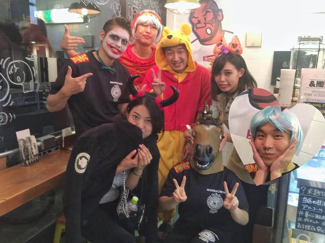 のインスタグラム：「お世話になってる@and_mosh の久保田先生が本日ラスト出勤ということで会いに行ったら、こんな感じなってた🎃🍭愉快。即席で置いてあったツノつけたら着てきたフリースがマントみたいになった。とりっくおあとりーーーと🍬」