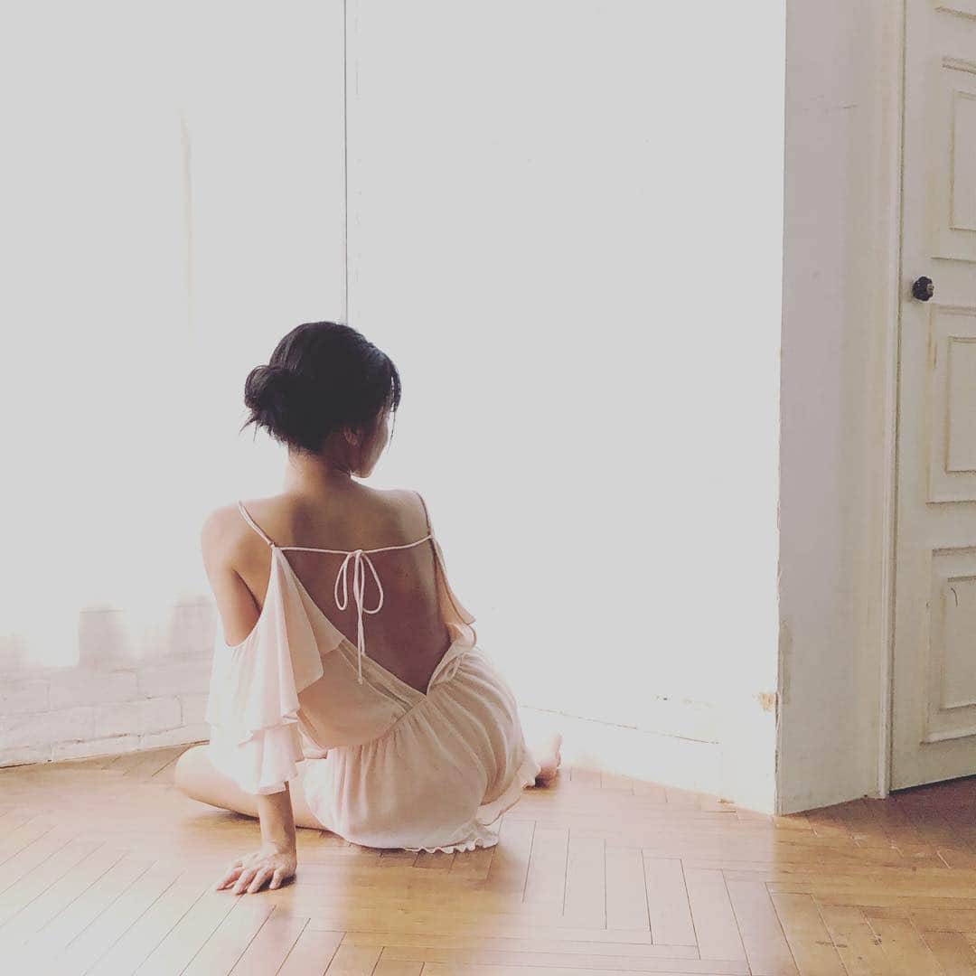小島瑠璃子さんのインスタグラム写真 - (小島瑠璃子Instagram)「📷 今日発売の少年マガジン オフショットです」10月31日 14時16分 - ruriko_kojima