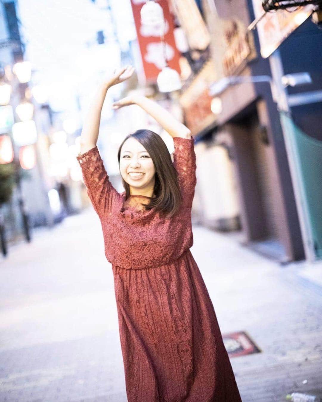 のインスタグラム：「バケーションで日本に10日間の一時帰国。毎日スーパーハードスケジュールでしたが、時差ボケのおかげで早朝の時間を有効に活用できました。ちょーど折り返しのタイミングで一旦日本に帰れたことは自分自身を見直すいいきっかけになったかな。ライブでは皆さんに、歌めちゃくちゃ変わってる！と言ってもらいホッと一安心。親友2人の幸せそうな顔も見れて良かった。LA戻ってきて明らかに英語が出てこなくなってるのと聴けなくなってることに衝撃を隠せません。たった10日でこんなに如実なんだね。では、バケーションの締め✈︎✈︎メキシコ行ってきます🇲🇽 * photographer---@hiroaki_ishida #photoshooting #photo #photography  #osaka #namba #shinsaibashi #sky #skysisters #duo #sister #sing #singersongwriter #melody #harmony #acapella #bonds #family #vacation #losangels #lalife」
