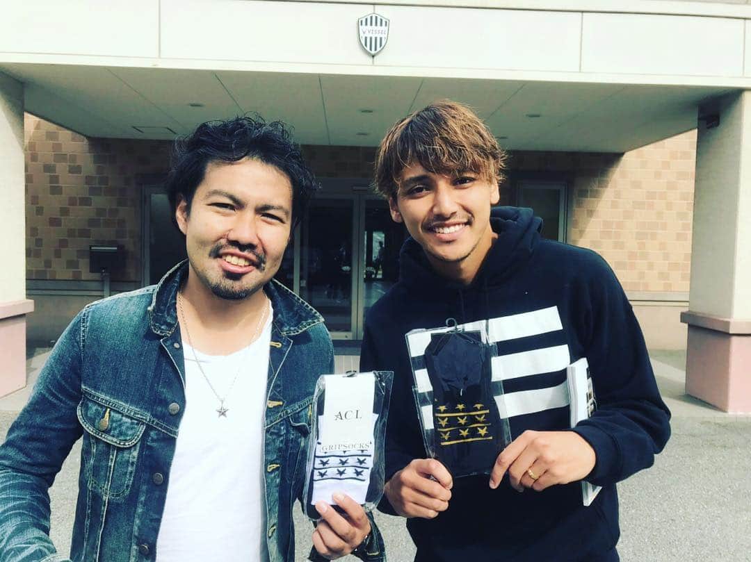 大崎玲央のインスタグラム：「ナカジさんが作ってるACLのソックス頂きました！ 僕も履かせて頂きます！ ありがとうございます！ #中島崇典 #ナカジさん #久しぶりの再会 #acl #acel #エシェル #グリップソックス #gripsocks」