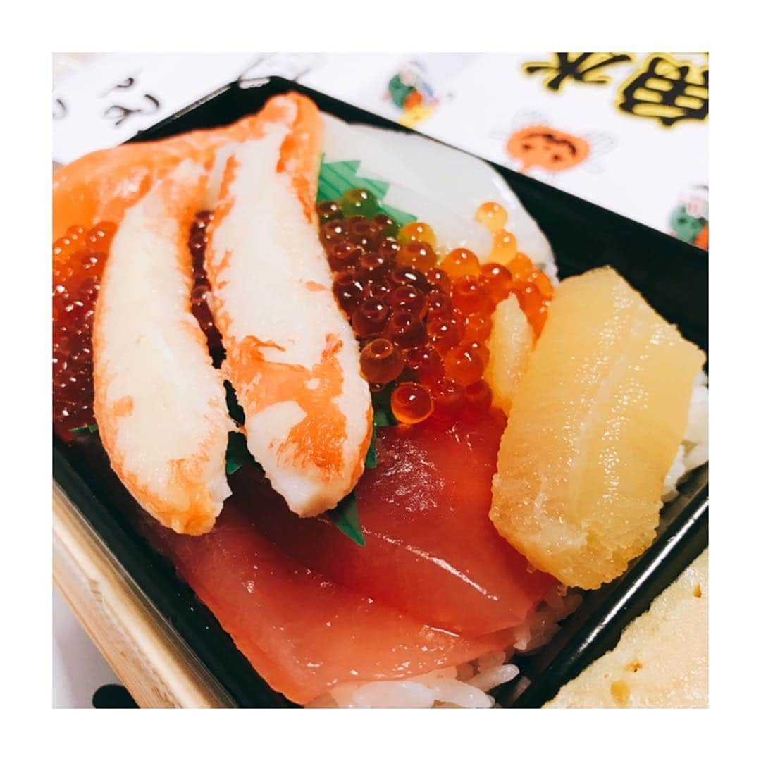 鈴木紗理奈さんのインスタグラム写真 - (鈴木紗理奈Instagram)「魚輝水産さんより イベント出演者に高級海鮮丼を 100食程差し入れ頂きました。 包装紙もハロダン仕様にしてくださいました♡ 新鮮な美味しいネタを用意していただきそのお心遣いも一緒に美味しくいただきました。  楽屋弁当はたまに余るけど、 きれいさっぱりあっという間になくなりました。  大阪に25店舗ある魚輝水産さん、ホームページにて企業理念読ませて頂きました。 エンタメ論に通づるものがありました。  そして、今回差し入れ頂きましたが インスタに載せて欲しいなどの要望も一切ありませんでした。 とてもお気持ちを頂きました。  勝手に載せたいので載せています。 海のもの食べたくなったら 是非食べに行ってね。  ありがとうございました。 まことくんいつもありがとう。」10月31日 15時07分 - munehirovoice