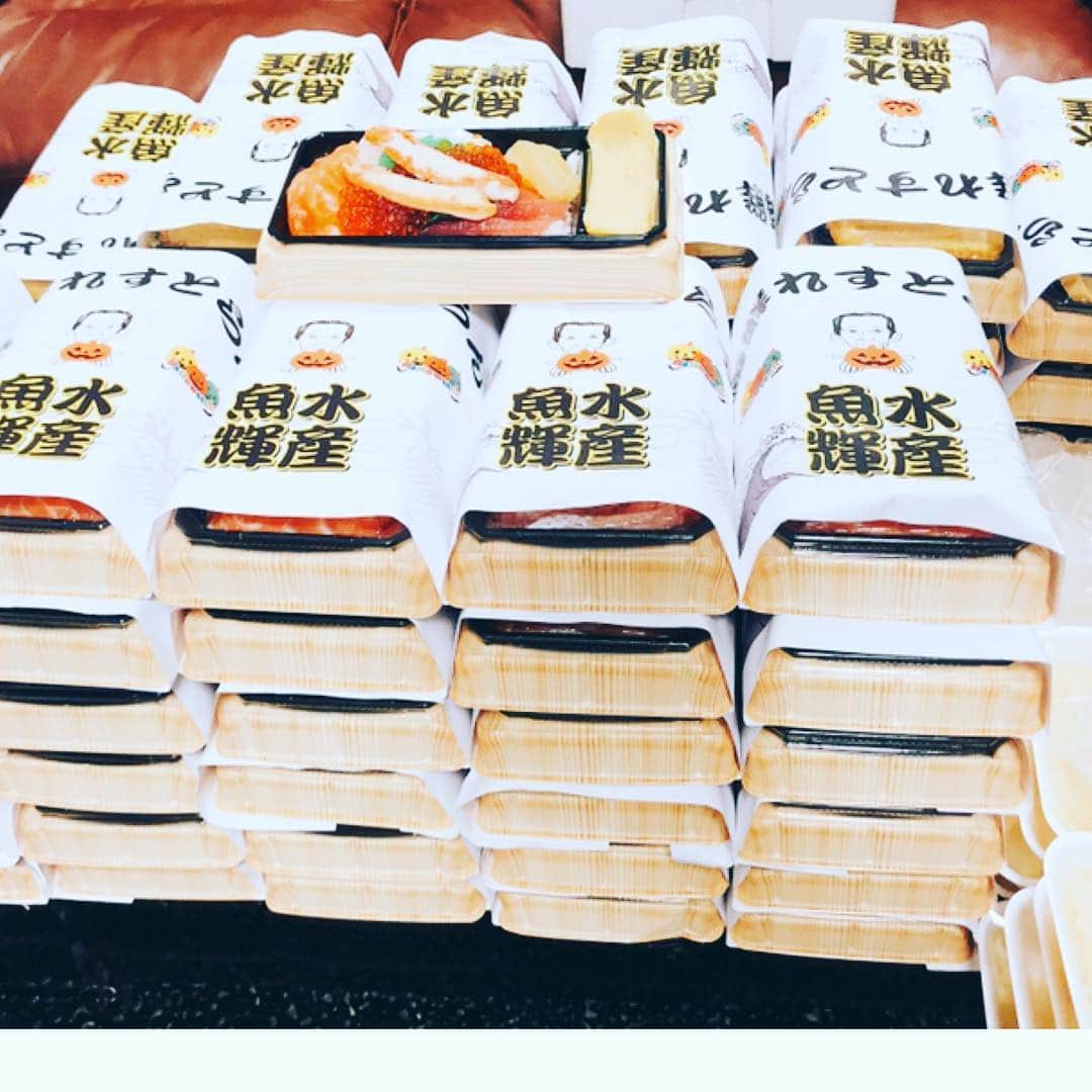 鈴木紗理奈さんのインスタグラム写真 - (鈴木紗理奈Instagram)「魚輝水産さんより イベント出演者に高級海鮮丼を 100食程差し入れ頂きました。 包装紙もハロダン仕様にしてくださいました♡ 新鮮な美味しいネタを用意していただきそのお心遣いも一緒に美味しくいただきました。  楽屋弁当はたまに余るけど、 きれいさっぱりあっという間になくなりました。  大阪に25店舗ある魚輝水産さん、ホームページにて企業理念読ませて頂きました。 エンタメ論に通づるものがありました。  そして、今回差し入れ頂きましたが インスタに載せて欲しいなどの要望も一切ありませんでした。 とてもお気持ちを頂きました。  勝手に載せたいので載せています。 海のもの食べたくなったら 是非食べに行ってね。  ありがとうございました。 まことくんいつもありがとう。」10月31日 15時07分 - munehirovoice