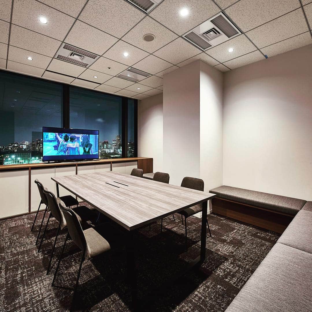 3Minute inc.のインスタグラム：「. 新オフィス20階の会議室、THEATER BIRTH🏙公開前の映像を試写して議論できるよう、外から見えないクローズドな仕様に。窓から見える神宮球場方面の夜景も綺麗です。 ・ #office #harajuku #3minute #makeyourstyle #meetingroom #work #3ミニッツ #原宿オフィス #オフィス #会議室」