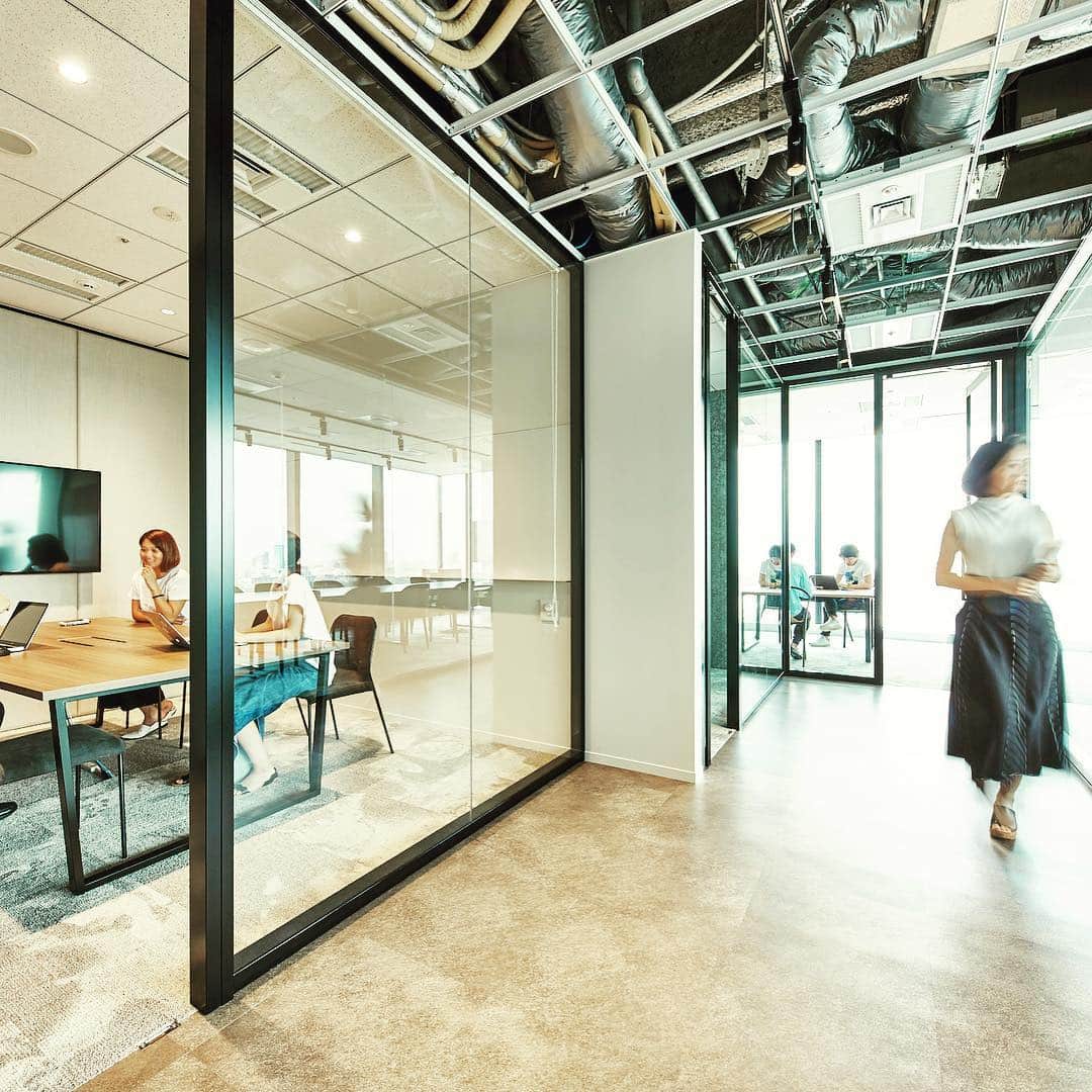 3Minute inc.のインスタグラム：「. 新オフィス20階の会議室前。日中は光が差し込んで、明るい雰囲気のなか打合せも進みます！ ・ #office #harajuku #3minute #makeyourstyle #meetingroom #work #3ミニッツ #原宿オフィス #オフィス #会議室」