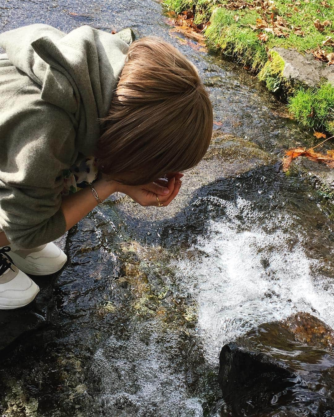 あだちなみさんのインスタグラム写真 - (あだちなみInstagram)「🌲ナチュの森🌲行ってきたよ 倶多楽湖からの湧水。 なんと湧き出ている場所から飲みました！ 美味しかった！ @nachunomori_official . . #ナチュの森 #ナチュラルサイエンス #ナチュラルアイランド #くまのがっこうフェス #くまのがっこう #カムイワッカ #あだちなみ」10月31日 15時27分 - adachi_nami