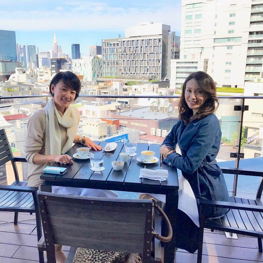 駒田奈美さんのインスタグラム写真 - (駒田奈美Instagram)「・ ・ ・ 同じ事務所で仲良しの山中真美さんとランチ♡ ・ お天気も良くテラス席が気持ちいい♪ ・ ・ 打ち合わせ無しのシミラールック⁈にびっくり‼︎笑笑 ・ ・ ランチの後は事務所にご挨拶へ行って来ましたヨ♪ ・ ・ ・ #駒田奈美 #オスカープロモーション #モデル #美魔女 #ランチ #シミラールック #コーデ #ベージュ #ホワイト #双子コーデ #事務所 #テラス席」10月31日 15時44分 - nami.komada