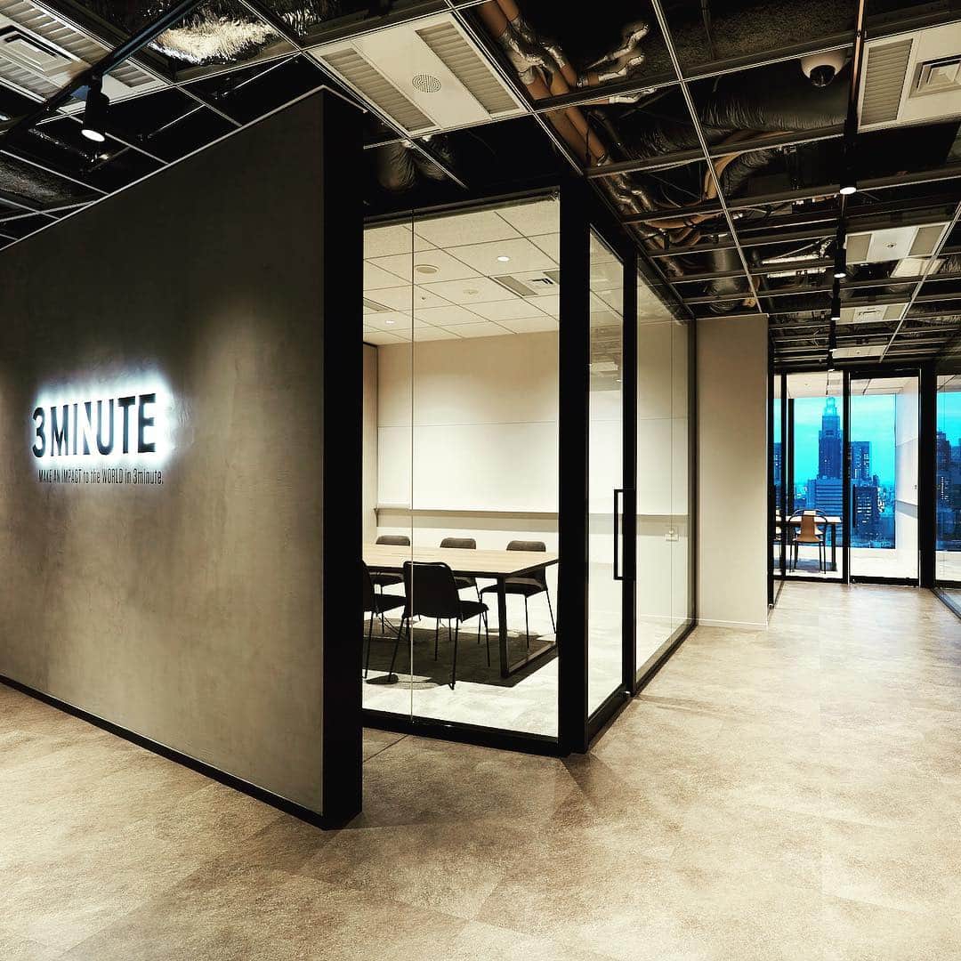 3Minute inc.のインスタグラム：「. 新オフィス20階エントランス→会議室前。ブラック×グレー×ホワイトを基調とした、3ミニッツらしいカラーの空間です。 ・ #office #harajuku #3minute #makeyourstyle #meetingroom #work #3ミニッツ #原宿オフィス #オフィス #会議室」