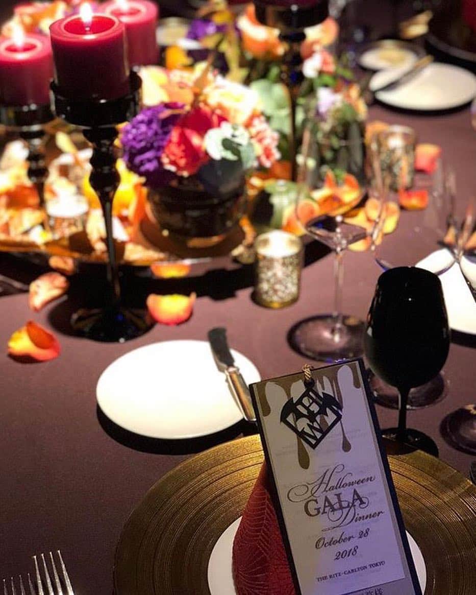 のインスタグラム：「Happy Halloween!💜 先日のハロウィン ガラディナーにご参加いただきました皆様、誠に有難うございました🎃👻 - Photos via @ilovenynyny @lovebabygram @nana_s7  素敵な投稿をありがとうございます！✨ #リッツカールトン東京 #ジェニュインウエディング #ホテルウエディング #ritzcarltontokyo #genuinewedding #wedding」