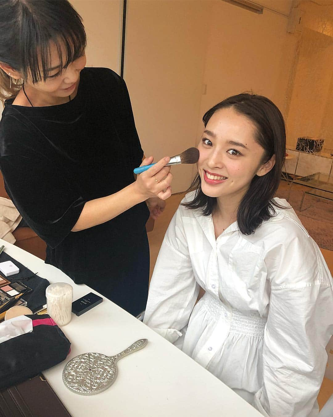 神部美咲さんのインスタグラム写真 - (神部美咲Instagram)「数々の作品を手掛ける栗原里美さんにマンツーマンでメイクを教わってきました☺︎ 今までも 自分なりに研究してきたけど、やっぱりプロに作ってもらうと雲泥の差があって。 セルフメイクでテレビに出ることもあるから正解を知ることで自信を持ちたくて。 そんなときに里美さんがメイクレッスン始めるって聞いてこんな良いタイミング逃したくないの一心でお願いしたら、まさかの私 第1号👏笑  メイクって奥が深い！！！ちょっとしたことでこんなにも違うんだって。 なにか1つ極めてるものがある人って魅力的でかっこいい。最近よく触発されてます。 #メイク」10月31日 17時41分 - jimbu_misaki