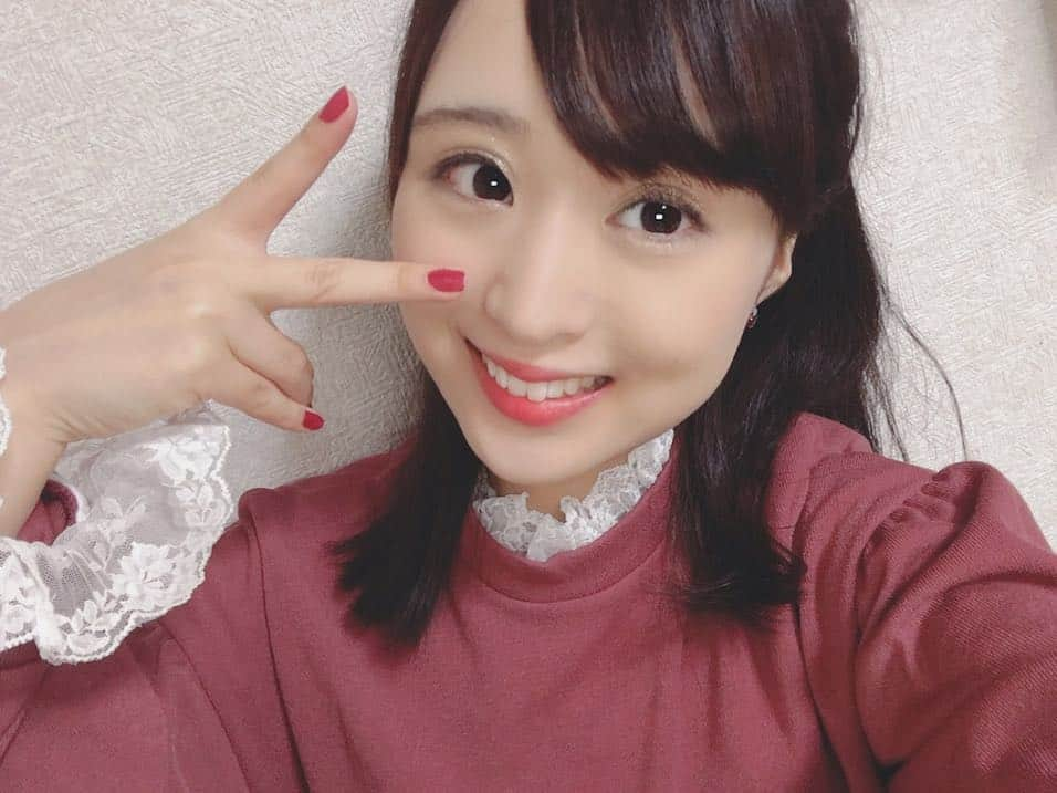 河合真佑花のインスタグラム：「こんばんは！🌙 小さい頃の写真と同じポーズをしてみました☺️💖 本日も投票よろしくお願いします🙇🏻‍♀️💓 #東洋英和 #ミスコン #ビフォパ #ビフォーアフター #いいね返し #likeforlikes #like4likes #l4l #likelike #instagood #instafashion」