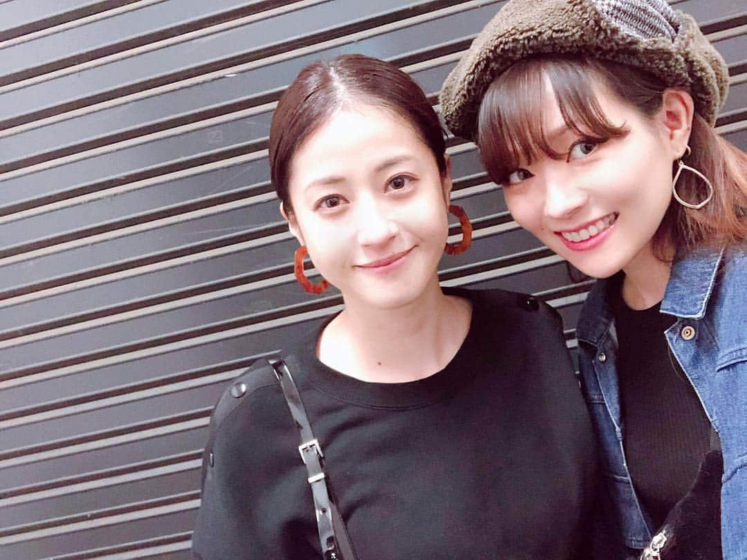 松本若菜さんのインスタグラム写真 - (松本若菜Instagram)「そして、こちらはちょっと前の。 . . . もんちゃんが初めて浮気をした相手のMILK！ . . ミルたんは皆んながご存知のあんなグループやこんなグループに歌詞を提供してるんだーよ。 . . . ミルたん言葉の仕事してんのに、上手く人に気持ちを伝えるのが下手っぴなの。 . 可愛すぎるでしょ。 . . 私の妹のような存在。 . . . 一年に一回くらいのペースで会ってる。 そのたびに髪の毛伸びてる。 . おばあちゃんになるころには地べたについてるのかな…。 . . ミルたんと私は性格が似てる部分が多くて。 悩みとかも分かり会えちゃう。 . 感受性が似てんだろうな。 . . また遊ぼうねー♡」10月31日 16時48分 - matsumoto_wakana