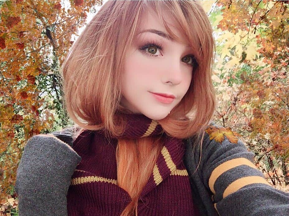 Nicole Eevee Davisさんのインスタグラム写真 - (Nicole Eevee DavisInstagram)「Sorry I’ve been offline for so long, I’ve been in the Oregon/Washington area this week enjoying the season. I’ll be back soon to post photos of pretty trees and my adventures up north 🍁 in the mean time I took this photo the other day and kind of liked it because my scarf did a thing with my hair that made me feel like a little autumn version of Uraraka so naturally I had to improvise 🍂  photo source:  @urarakaxochaco」11月1日 2時56分 - eeveedavis