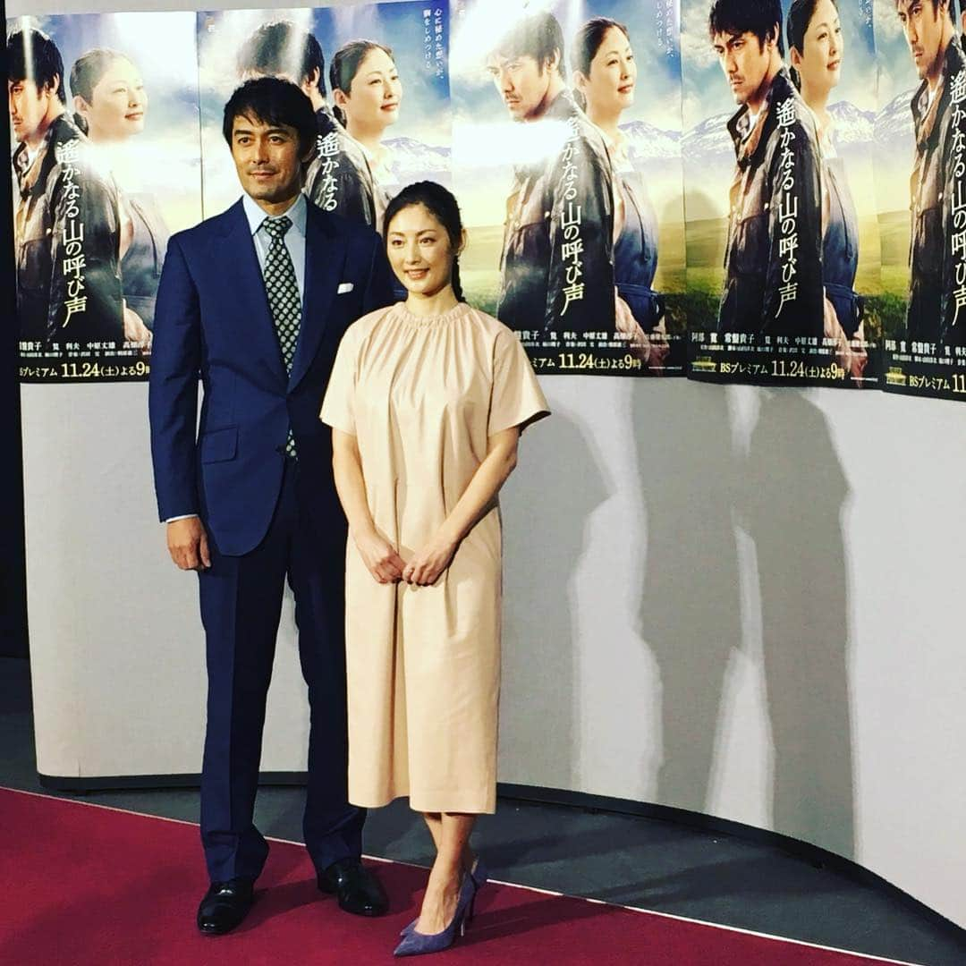 常盤貴子さんのインスタグラム写真 - (常盤貴子Instagram)「11月24日NHK  BSプレミアムで放送の「遥かなる山の呼び声」制作発表。 和やかで楽しい会見でした。 阿部寛さんと。  #遥かなる山の呼び声  #阿部さん大好き #天地人では上杉謙信様だった #このレザーワンピース後ろ可愛い」10月31日 19時29分 - takakotokiwa_official