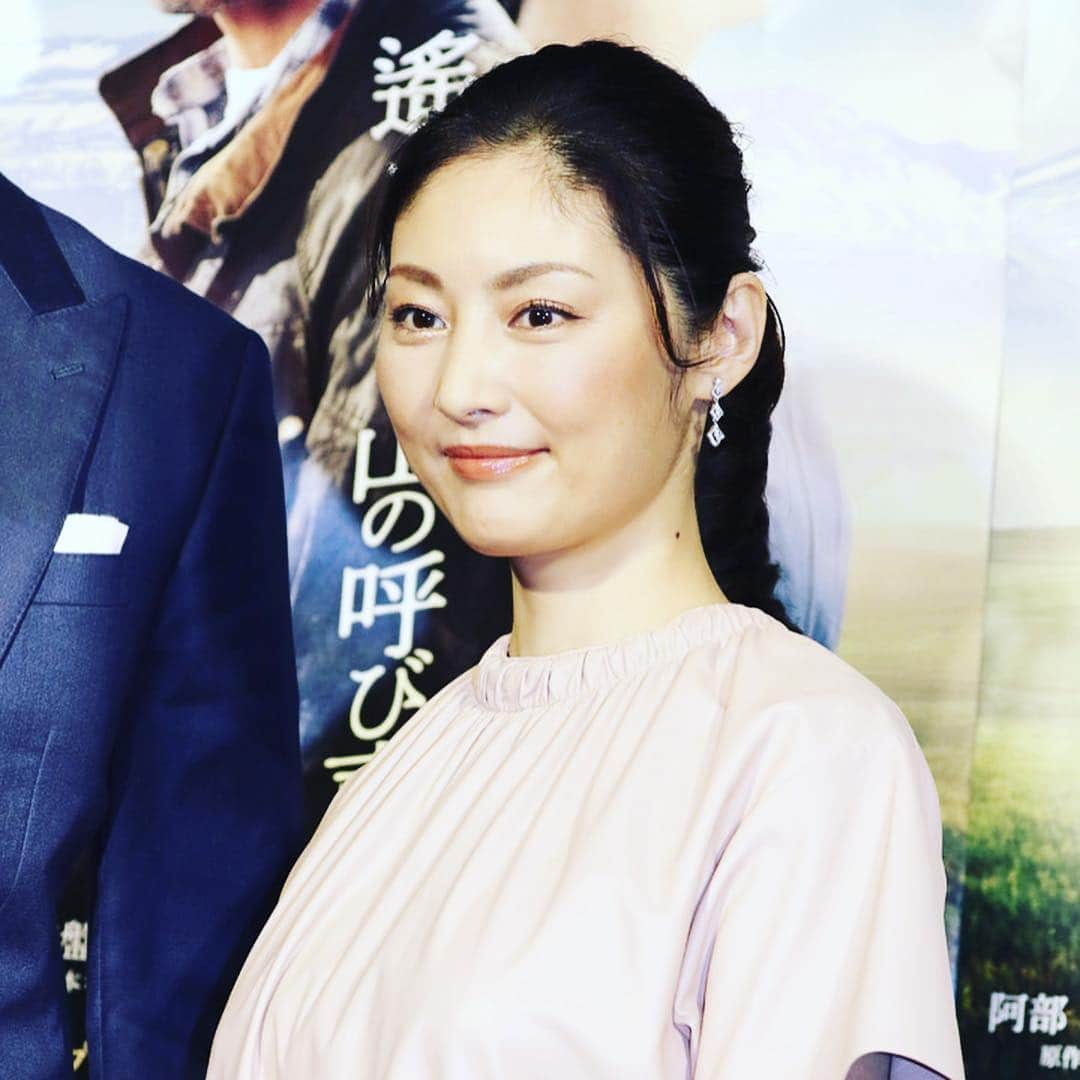 常盤貴子さんのインスタグラム写真 - (常盤貴子Instagram)「11月24日NHK  BSプレミアムで放送の「遥かなる山の呼び声」制作発表。 和やかで楽しい会見でした。 阿部寛さんと。  #遥かなる山の呼び声  #阿部さん大好き #天地人では上杉謙信様だった #このレザーワンピース後ろ可愛い」10月31日 19時29分 - takakotokiwa_official