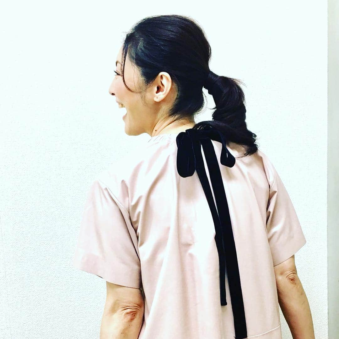 常盤貴子さんのインスタグラム写真 - (常盤貴子Instagram)「11月24日NHK  BSプレミアムで放送の「遥かなる山の呼び声」制作発表。 和やかで楽しい会見でした。 阿部寛さんと。  #遥かなる山の呼び声  #阿部さん大好き #天地人では上杉謙信様だった #このレザーワンピース後ろ可愛い」10月31日 19時29分 - takakotokiwa_official