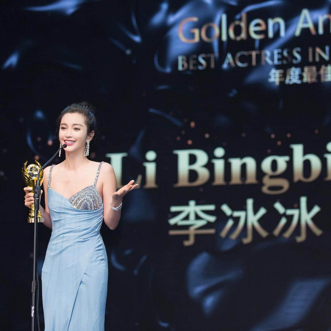 リー・ビンビン（Li Bingbing）さんのインスタグラム写真 - (リー・ビンビン（Li Bingbing）Instagram)「I want to thank Chinese American Film Committee for honoring me with “Best Actress In a Leading Role” and “Chinese American Film Art Exchange Award,” I owe my gratitude to everyone who participated in The Meg! @carlfbucherer #carlbucherer」10月31日 19時29分 - libingbing