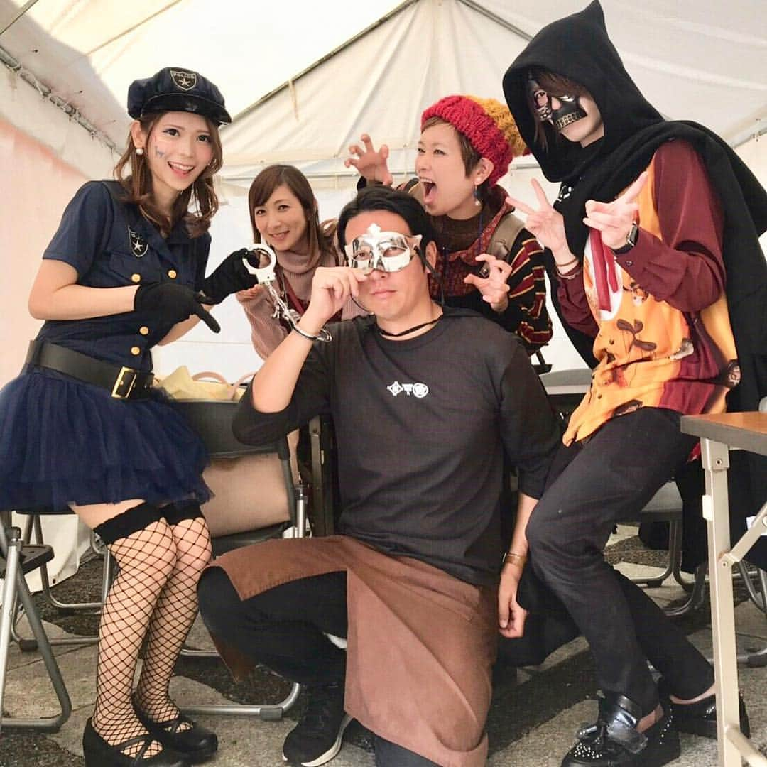 大見さなえさんのインスタグラム写真 - (大見さなえInstagram)「ハロウィン🎃なのでラーメンショーに 可愛い子逮捕しに行きました👮🏻‍♀️💓🍜 大食いのロシアンさんと三宅さんにもお会いできて嬉しい☺️❣️ ・ 本命の今日から出店"志奈そば田なか×ヌースタさん" コラボが食べたくて初日から突入😋🍜 (他のラーメンも食べたのでそれは明日載せます🐥🍜) ・ 背脂しゃぶしゃぶ肉煮干みそラーメンは 味噌あじの中から香り高い煮干しと ぷるっぷるの背脂がたまらない(*´꒳`*) ・ 中太にしっかり濃厚なスープが絡み合う✨ なにより背脂が沢山あるのでイベントですぐ 食べられなかったのに最後まで温かかった😂💓 ・ 他にも第2幕は計18店舗が10月31日〜11月4日まで 10時〜21時まで(4日は18時終了)あるので、 平日はあまり並ばずに行けるのと 休日に友達と行くのにもオススメです(*^^*) 駒沢公園で開催されてます☺️ ・ #志奈そば田中 #noodlestand #コラボ #東京ラーメンショー #ラーメン #三宅智子 さん #ロシアン佐藤 さん #どらちゃん #宗太郎さん」10月31日 19時59分 - tabe_megumi